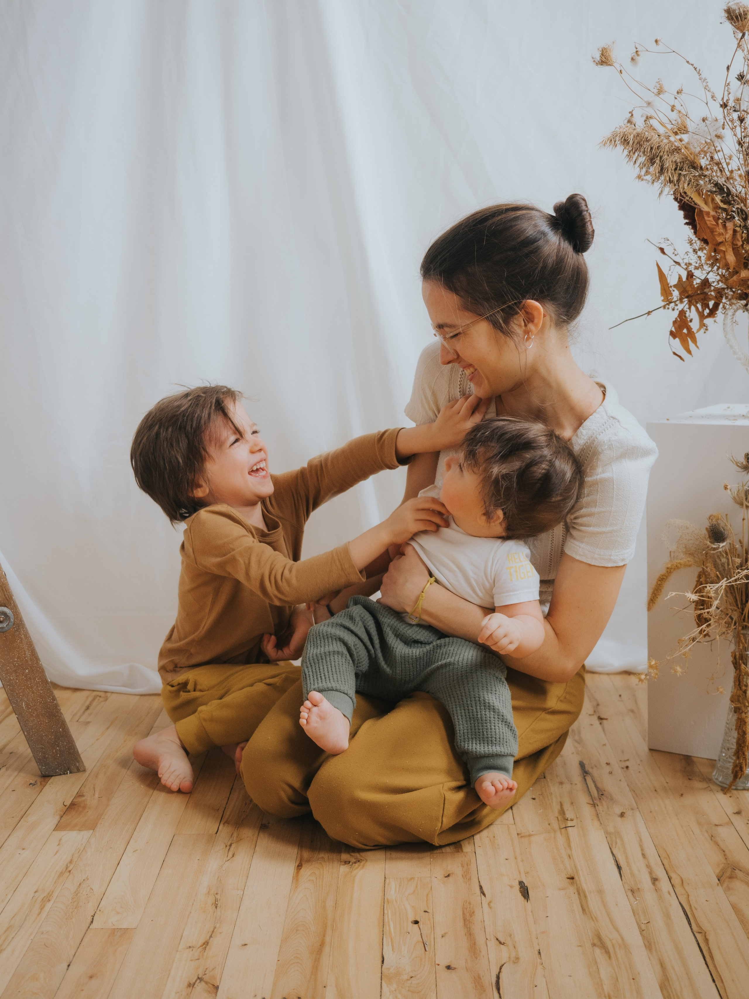 Famille se chatouillant mutuellement.