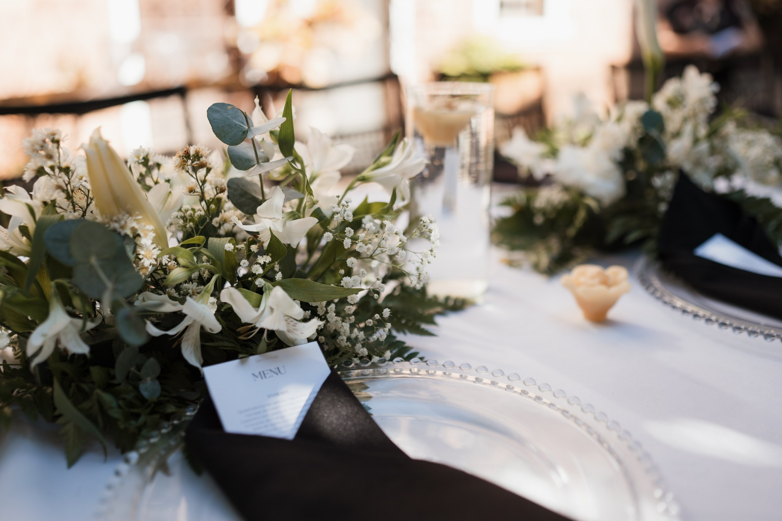 Casamento elegante de Elizabeth e João no Vila Rica Pampulha em BH. Fotografia documental com estilo editorial, registrando emoções reais, cerimônia emocionante, recepção sofisticada e detalhes únicos do casamento.