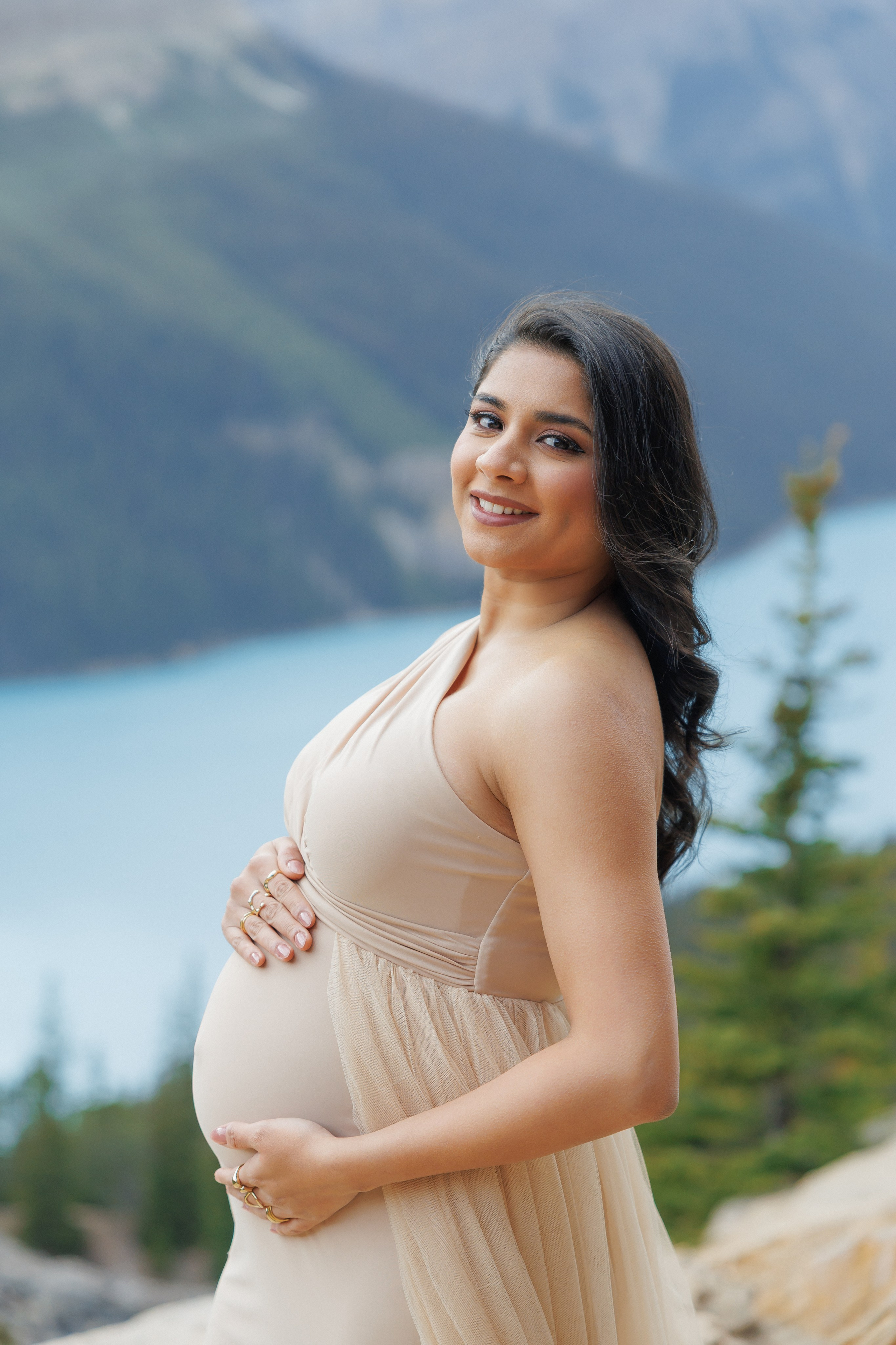 Mountain maternity shoot. Photographer Elvira Hryshchenko