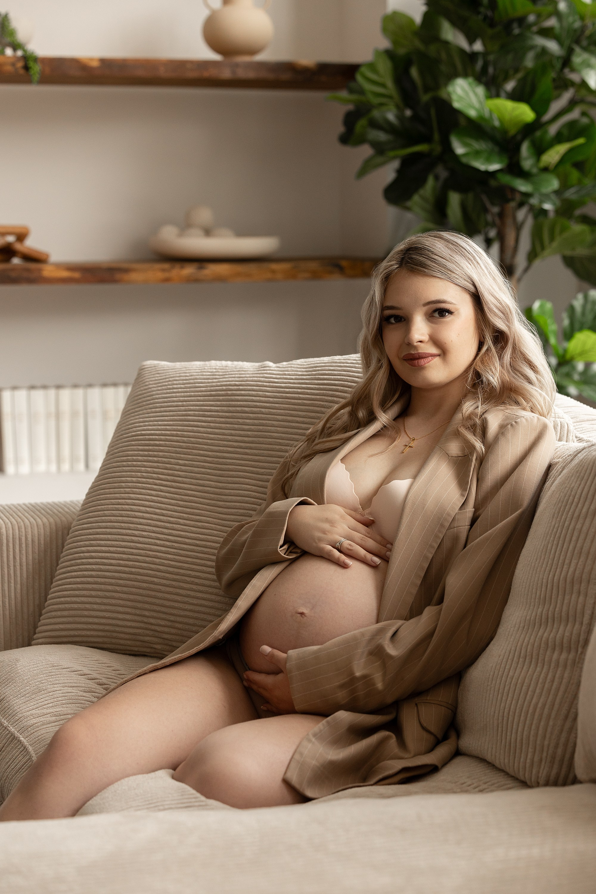 MATERNITY. Je suis photographe portraitiste et je réalise des portraits à toutes les étapes de votre vie! Bienvenue dans mon studio à Westmount, Qc