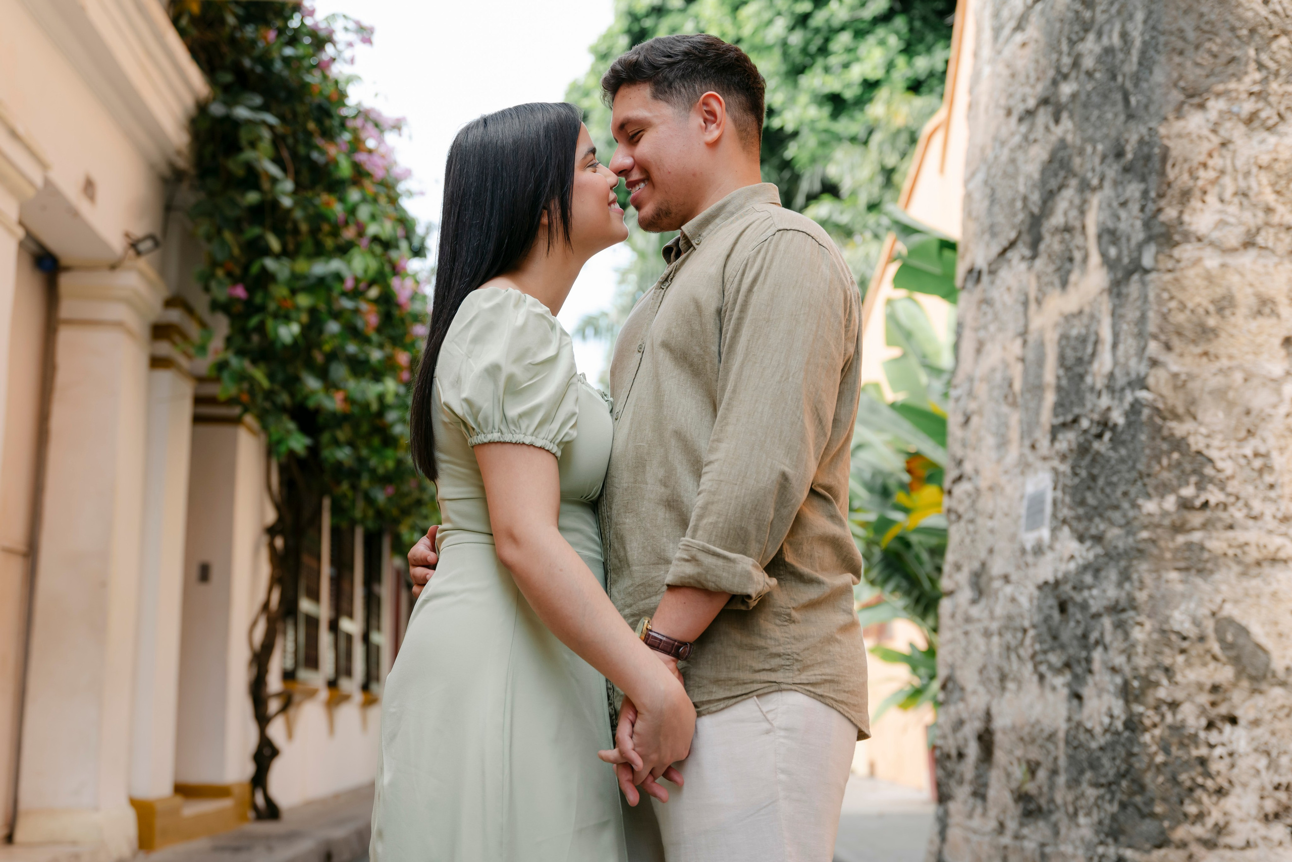 Novios comprometidos mirandose fijamente en sesión de preboda cinematografica
