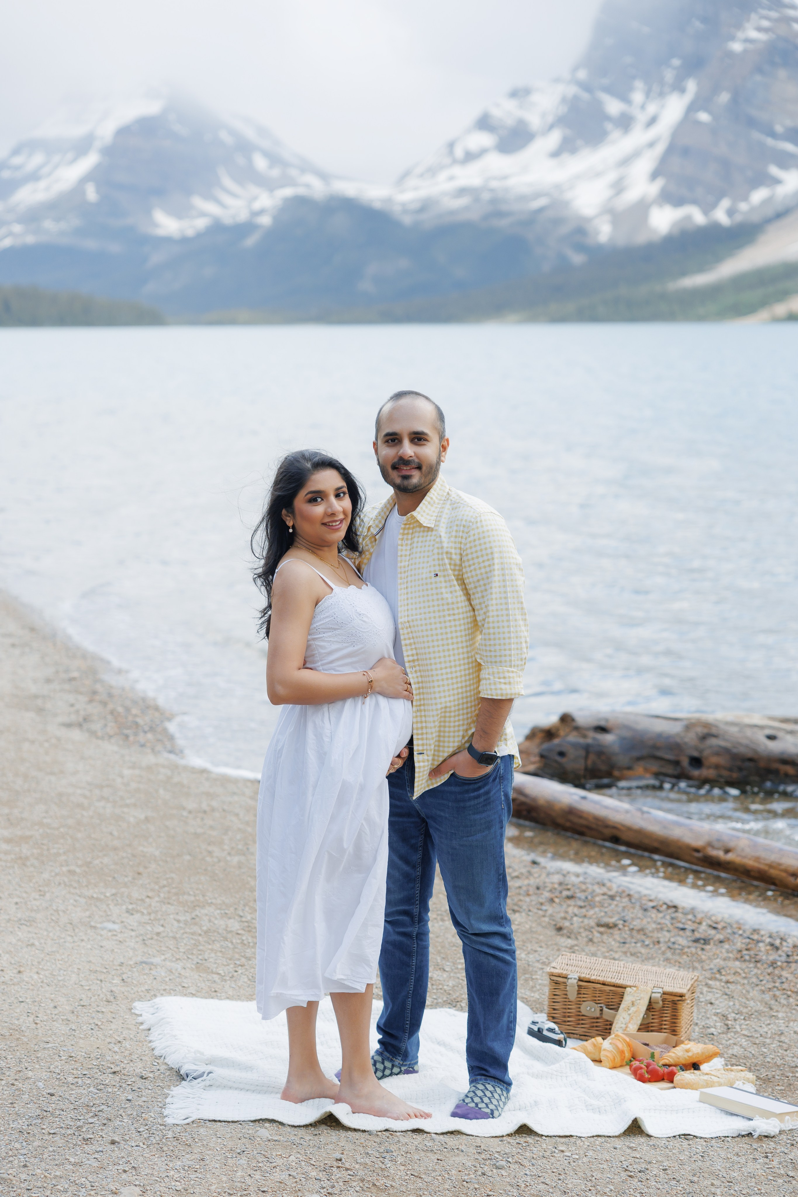 Mountain maternity shoot. Photographer Elvira Hryshchenko