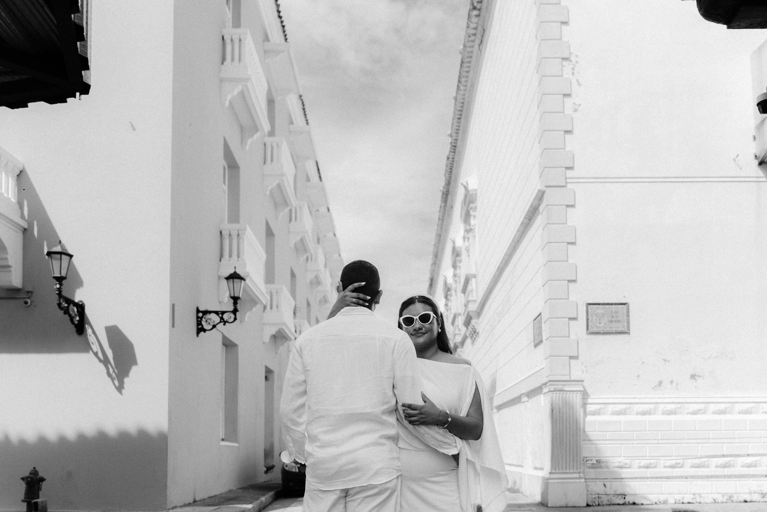 Pareja abrazada frente a una iglesia colonial de Cartagena – Fotografía de boda y preboda, capturando recuerdos emotivos en los escenarios más emblemáticos de Cartagena.