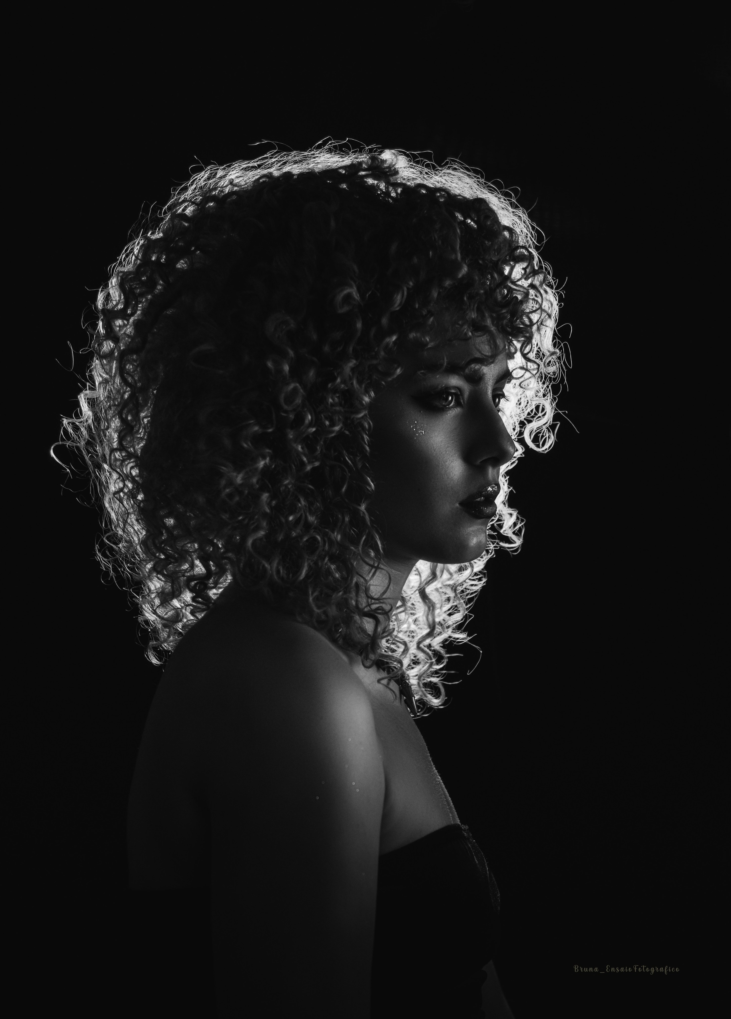 Fotografia pessoal em estúdio em São Paulo para quem deseja se enxergar de uma nova forma. Retratos femininos que valorizam autoestima, personalidade e autenticidade.