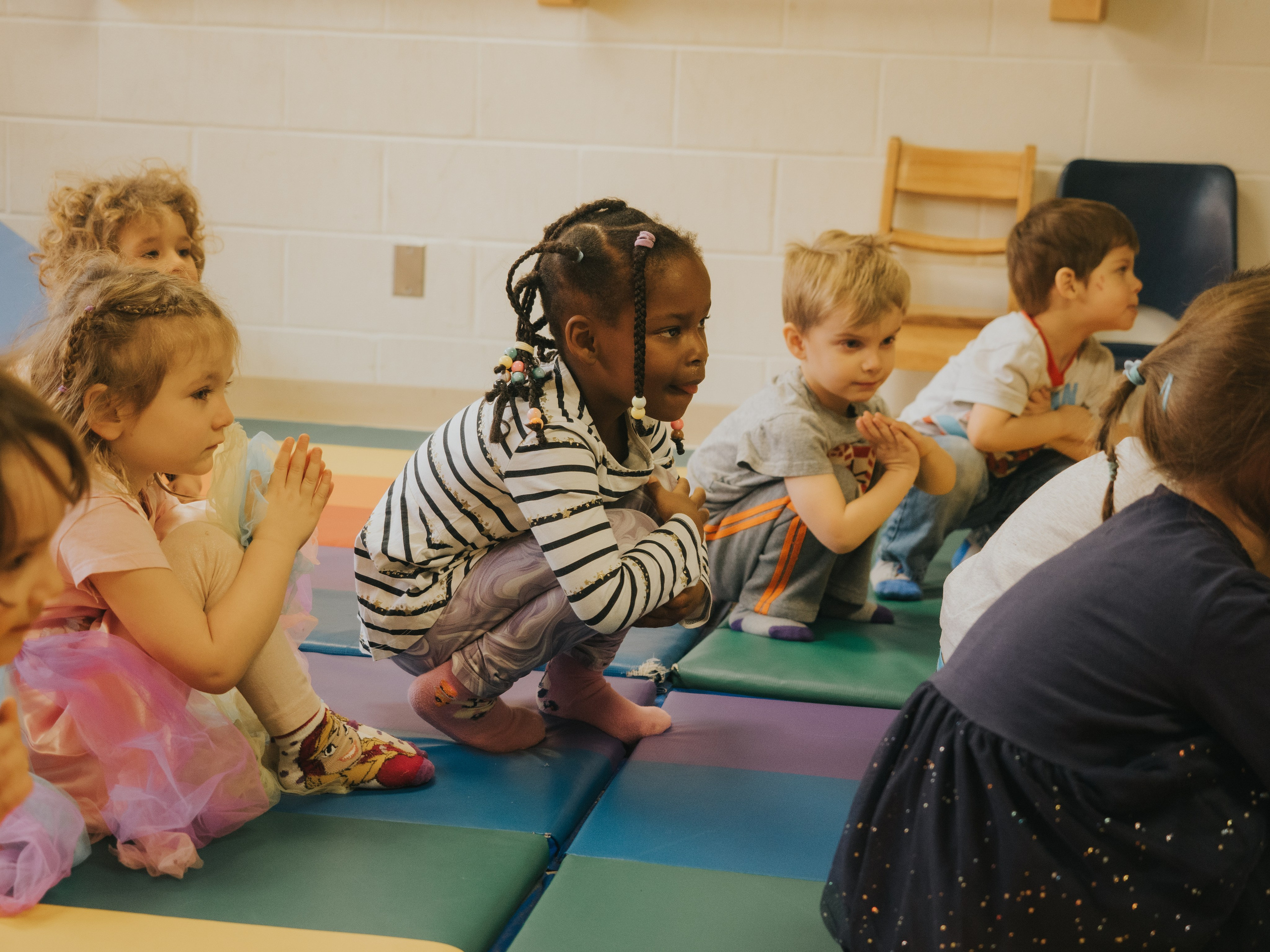 Enfants qui font des mouvements de danse.