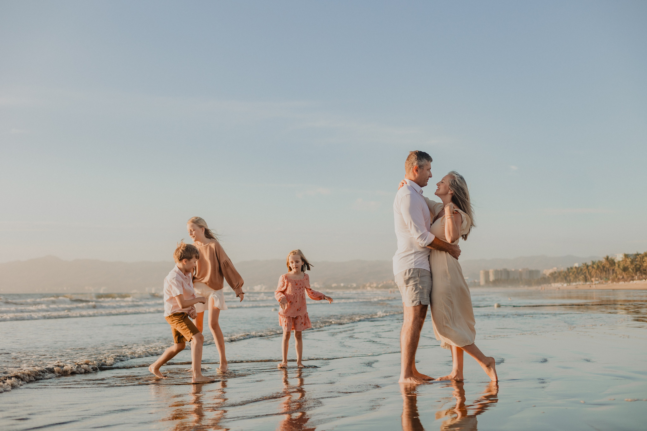 Laughter, Sand, and Sea: A Family Session in Nuevo Vallarta. Fotógrafo de Bodas en Puerto Vallarta y Riviera Nayarit | VL photo & film