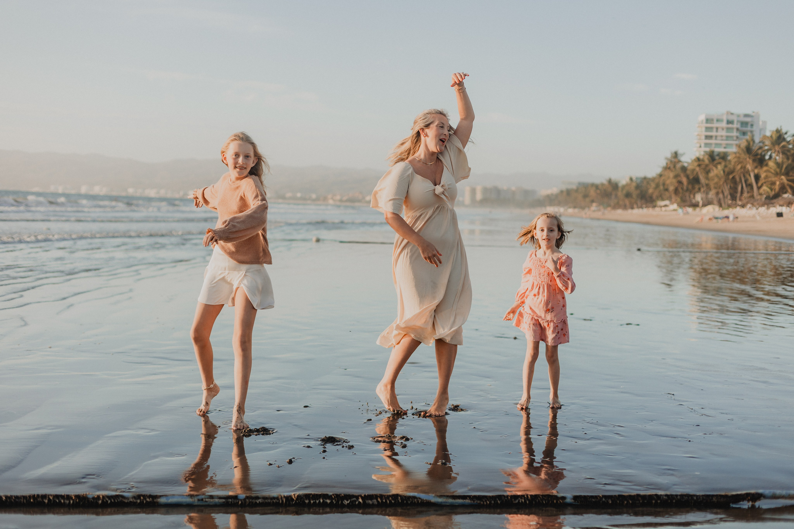 Laughter, Sand, and Sea: A Family Session in Nuevo Vallarta. Fotógrafo de Bodas en Puerto Vallarta y Riviera Nayarit | VL photo & film