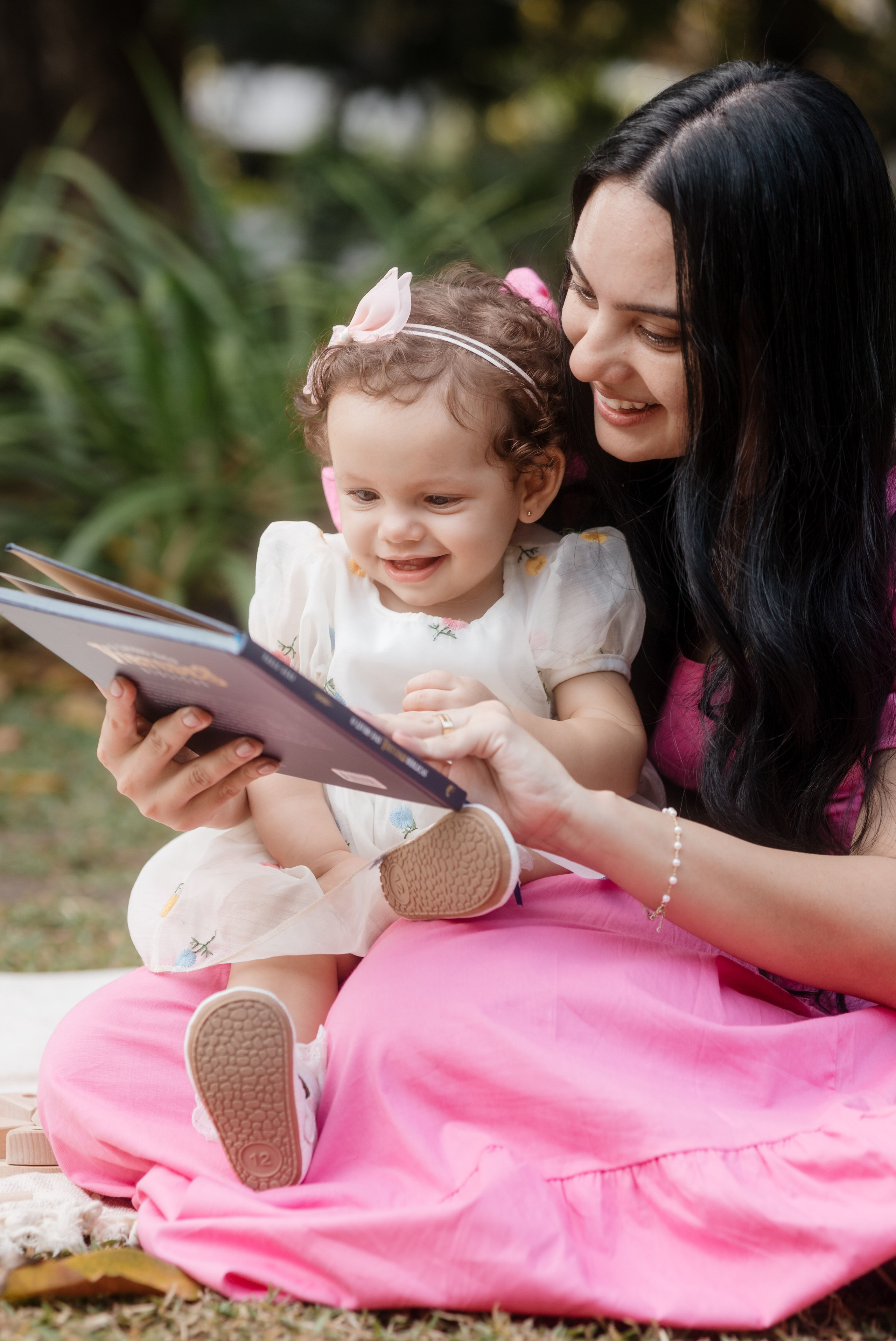 Momento de mãe e filha lendo em ensaio família