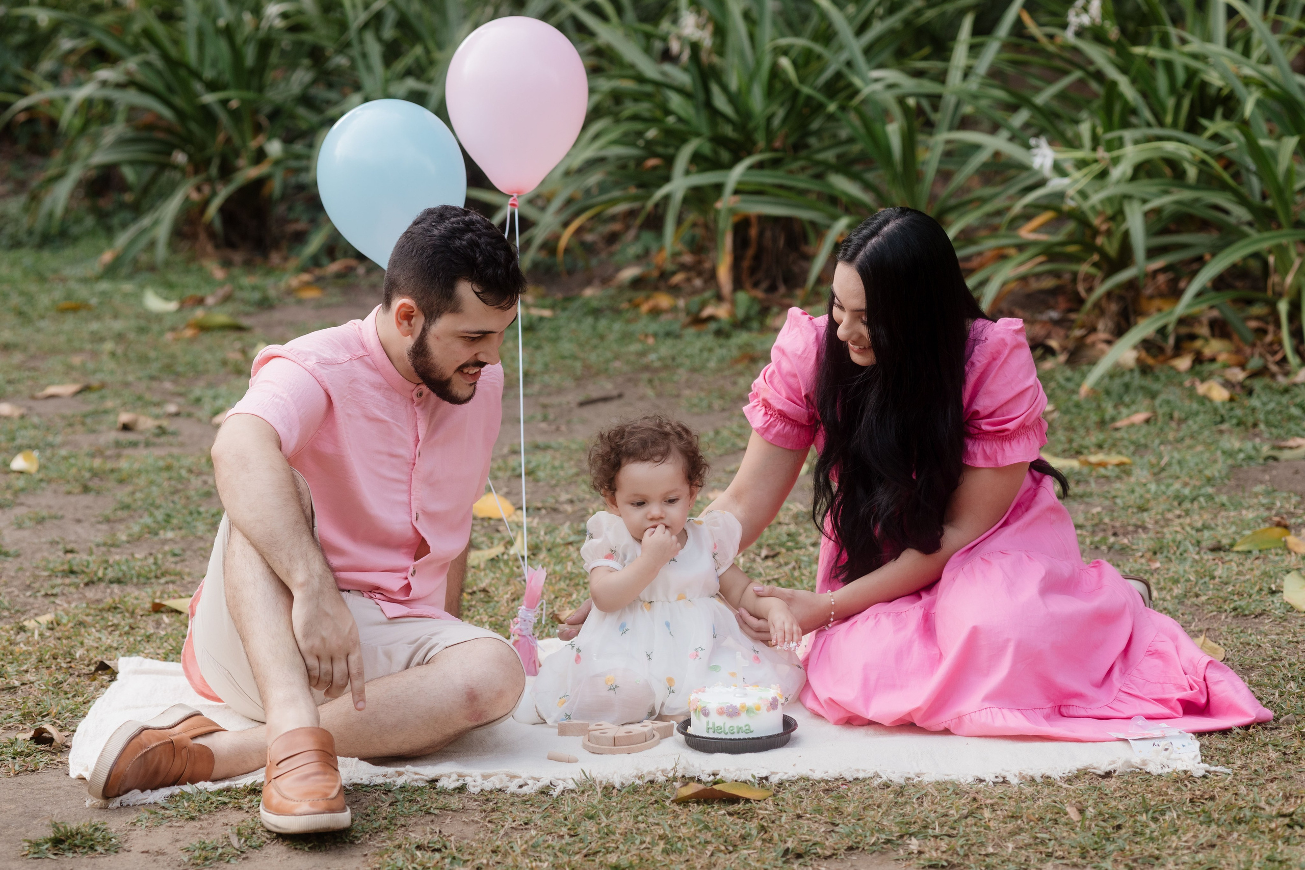 Ensaio de aniversário infantil com bolinho no parque