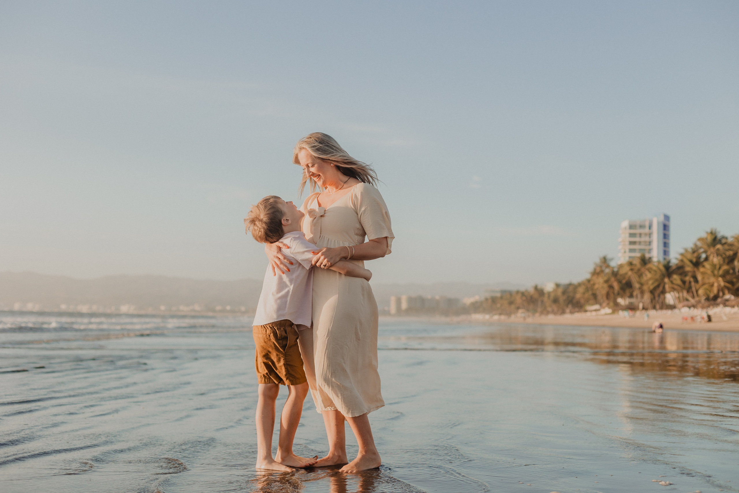 Laughter, Sand, and Sea: A Family Session in Nuevo Vallarta. Fotógrafo de Bodas en Puerto Vallarta y Riviera Nayarit | VL photo & film