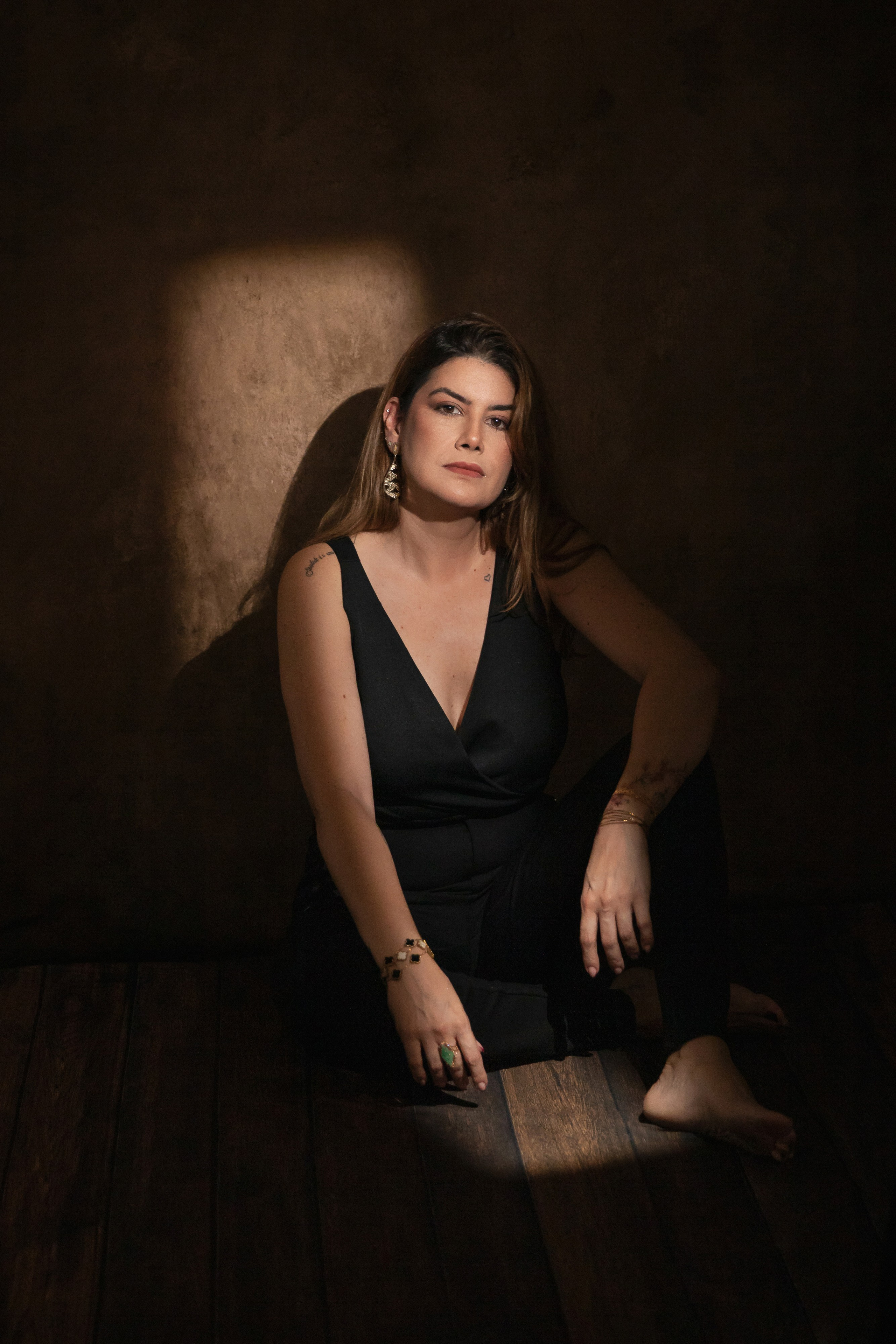 Fotografia pessoal em estúdio em São Paulo para quem deseja se enxergar de uma nova forma. Retratos femininos que valorizam autoestima, personalidade e autenticidade.