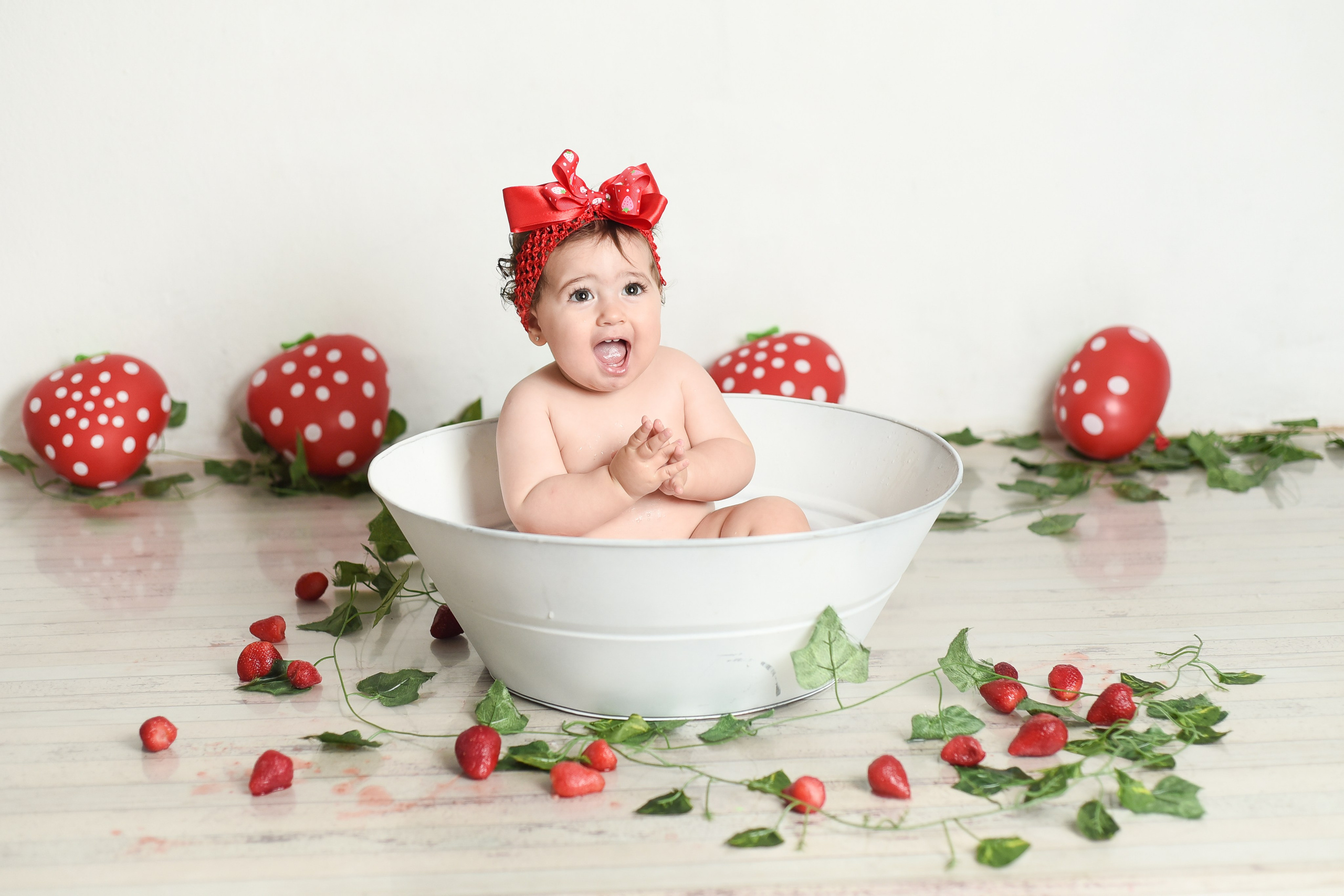 Sesión 1er año de Rebeca. Temática: Frutillita + Mini Sesión Navideña. Fotografo de casamiento en misiones y fotógrafo de familia  Posadas