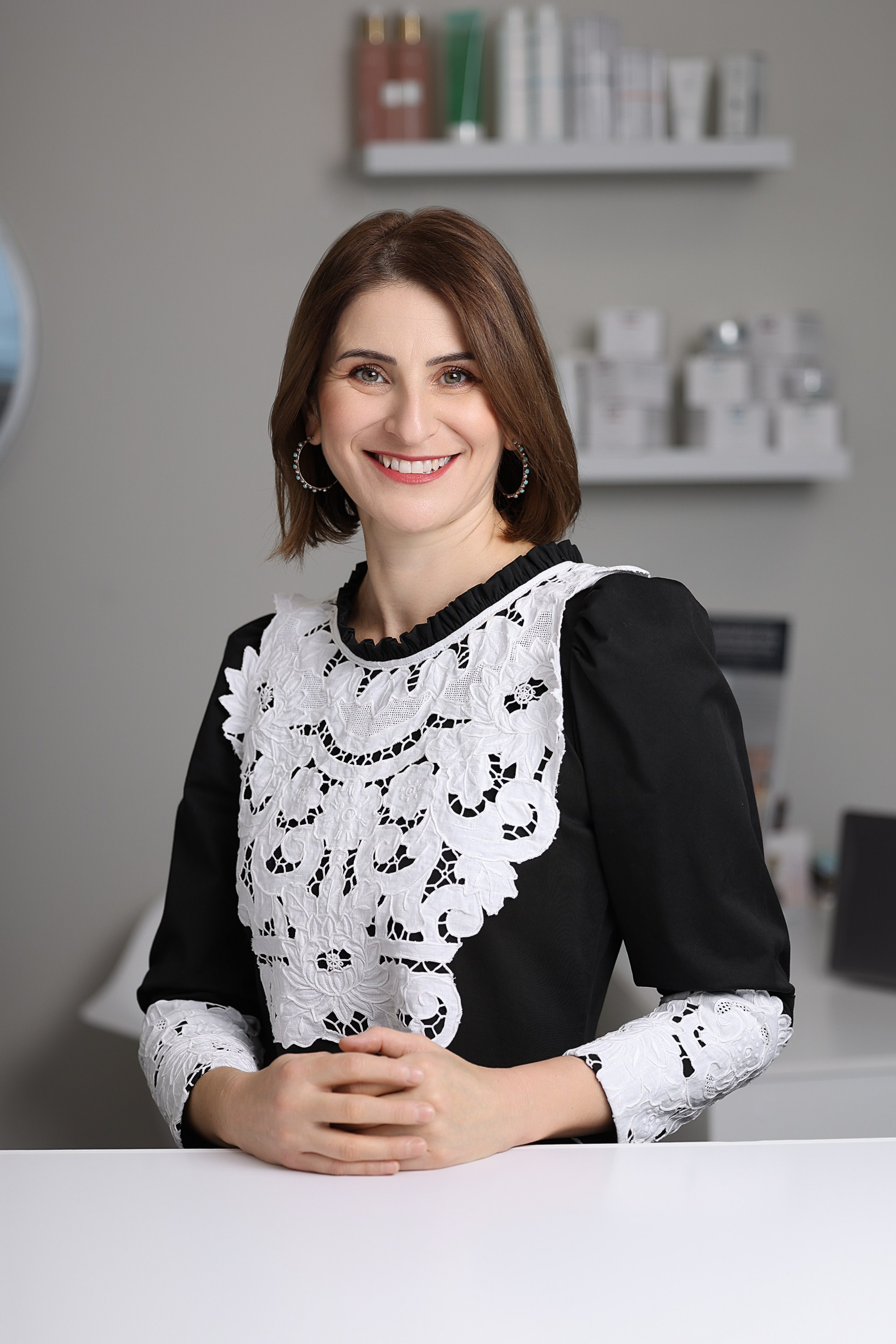 Violeta Sili, Esthéticienne/Beautician. Je suis photographe portraitiste et je réalise des portraits à toutes les étapes de votre vie! Bienvenue dans mon studio à Westmount, Qc