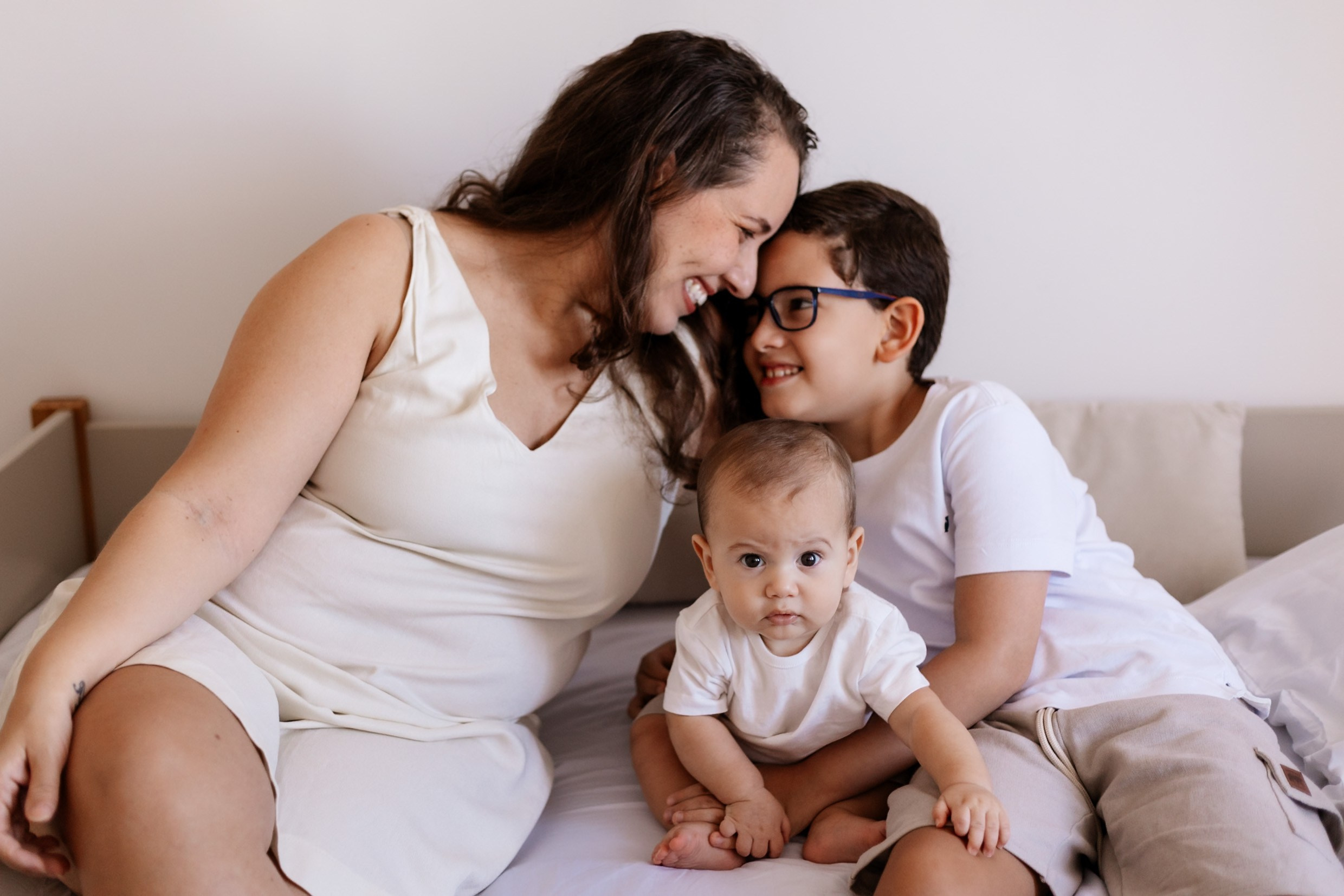 Mãe e filhos em ensaio em casa