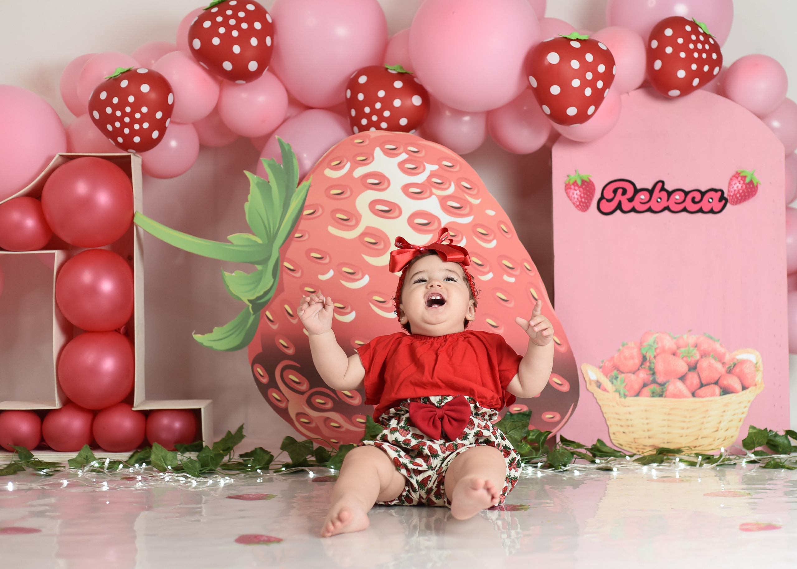 Sesión 1er año de Rebeca. Temática: Frutillita + Mini Sesión Navideña. Fotografo de casamiento en misiones y fotógrafo de familia  Posadas