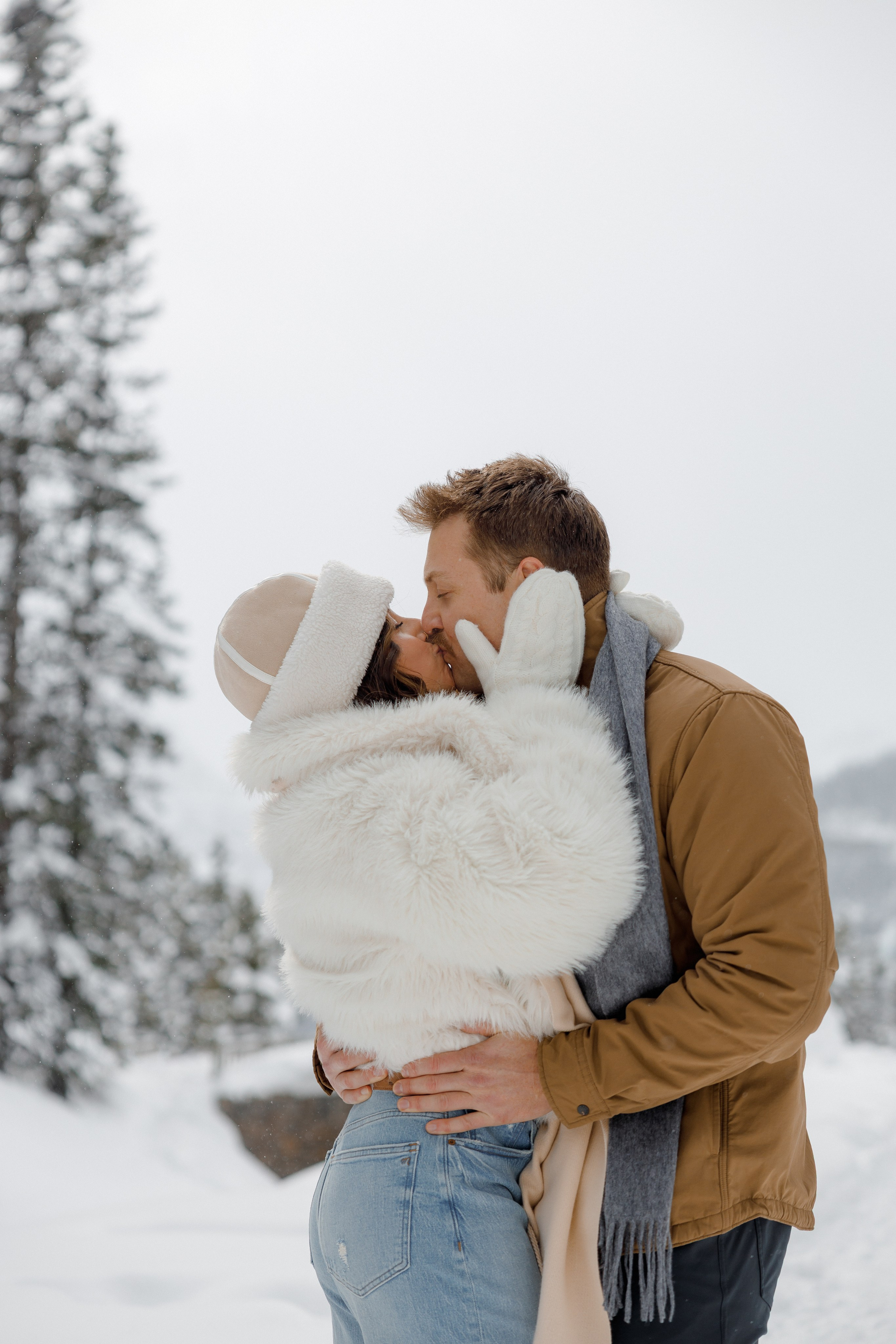 Lake Louise engagement session. Photographer Elvira Hryshchenko