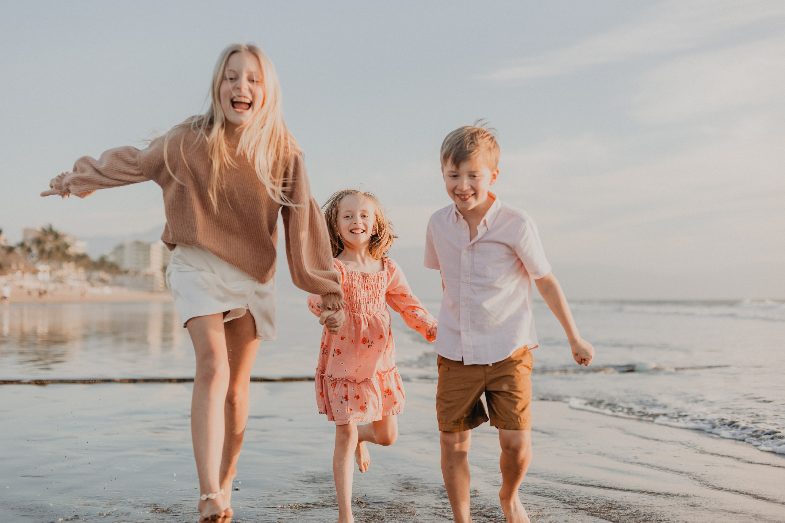 Laughter, Sand, and Sea: A Family Session in Nuevo Vallarta. Fotógrafo de Bodas en Puerto Vallarta y Riviera Nayarit | VL photo & film