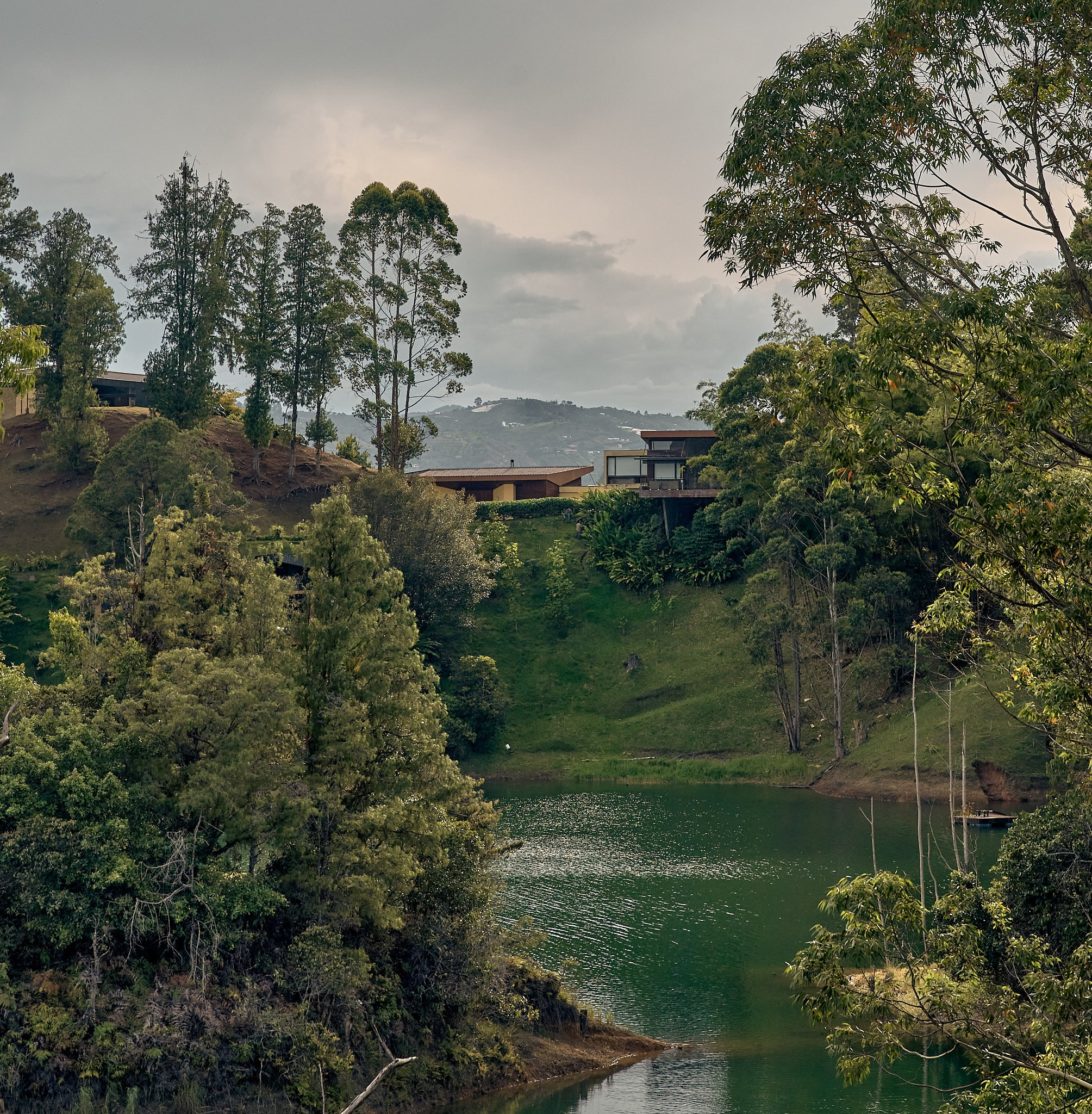 Fotografía arquitectura e interiorismo Cabañas Luxé, Represa El Peñol en el municipio de Guatapé, Antioquia. Diseño Vicaría Arquitectura