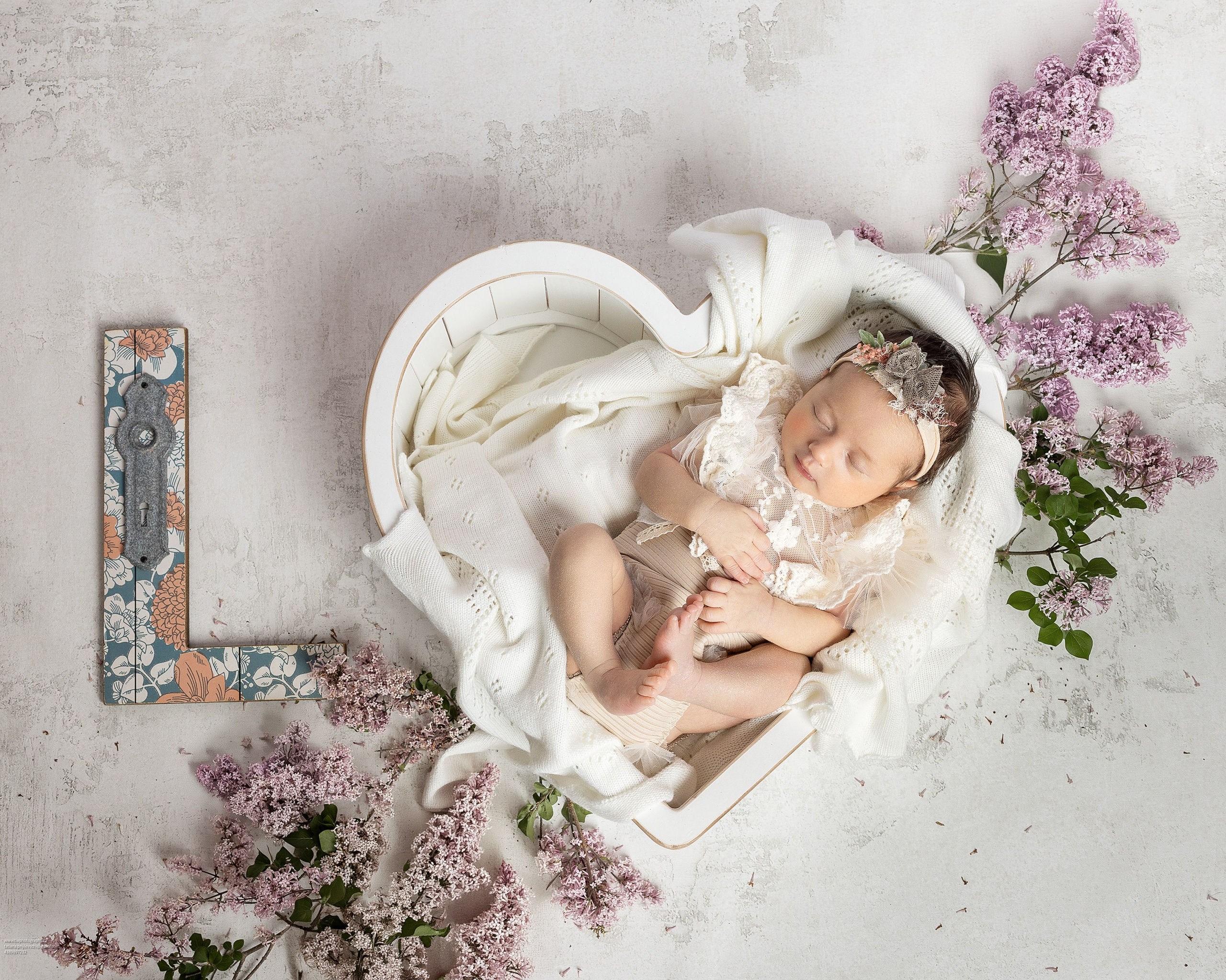 NEWBORN. Je suis photographe portraitiste et je réalise des portraits à toutes les étapes de votre vie! Bienvenue dans mon studio à Westmount, Qc