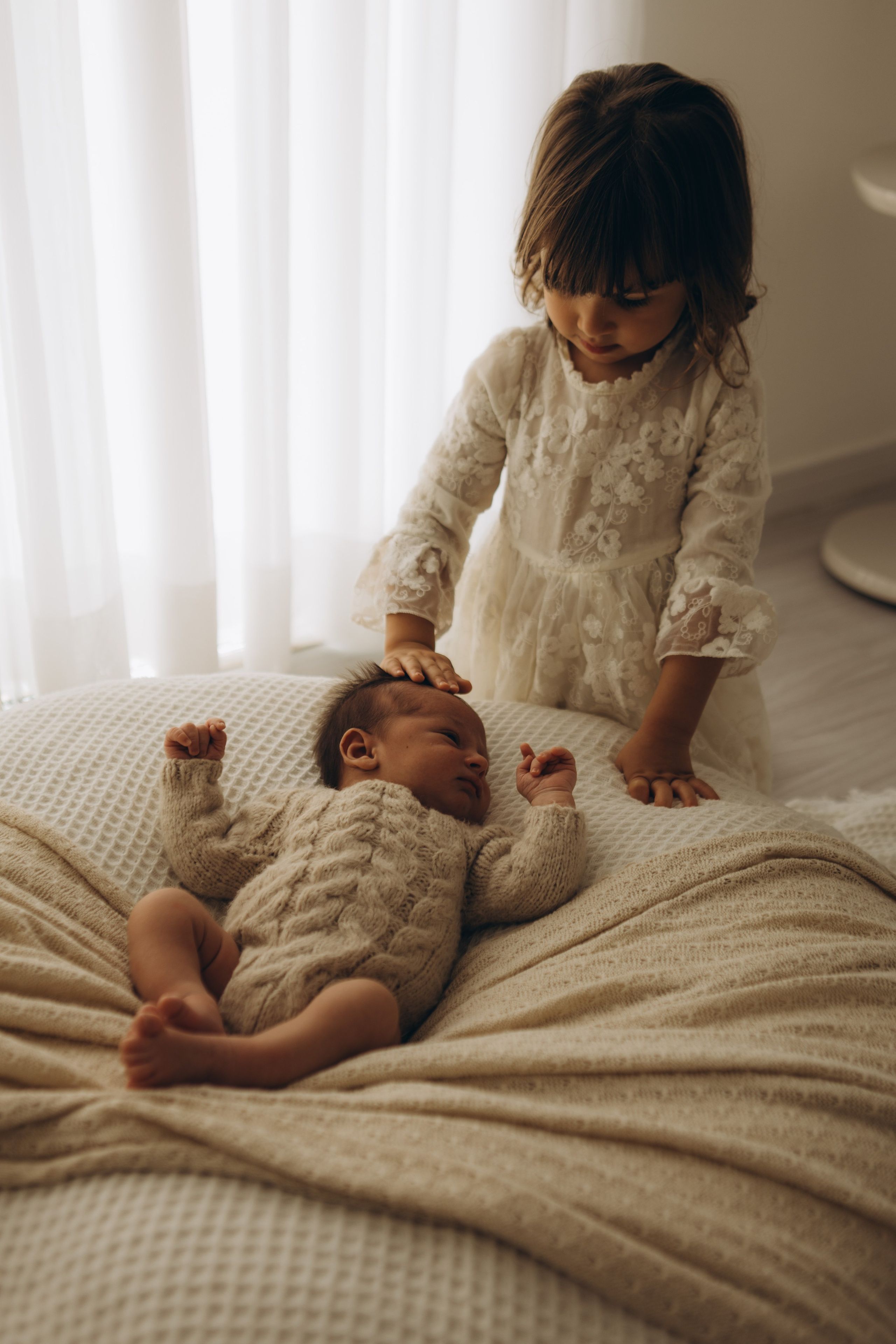 momento entre irmãos em ensaio newborn afetivo em Sorocaba