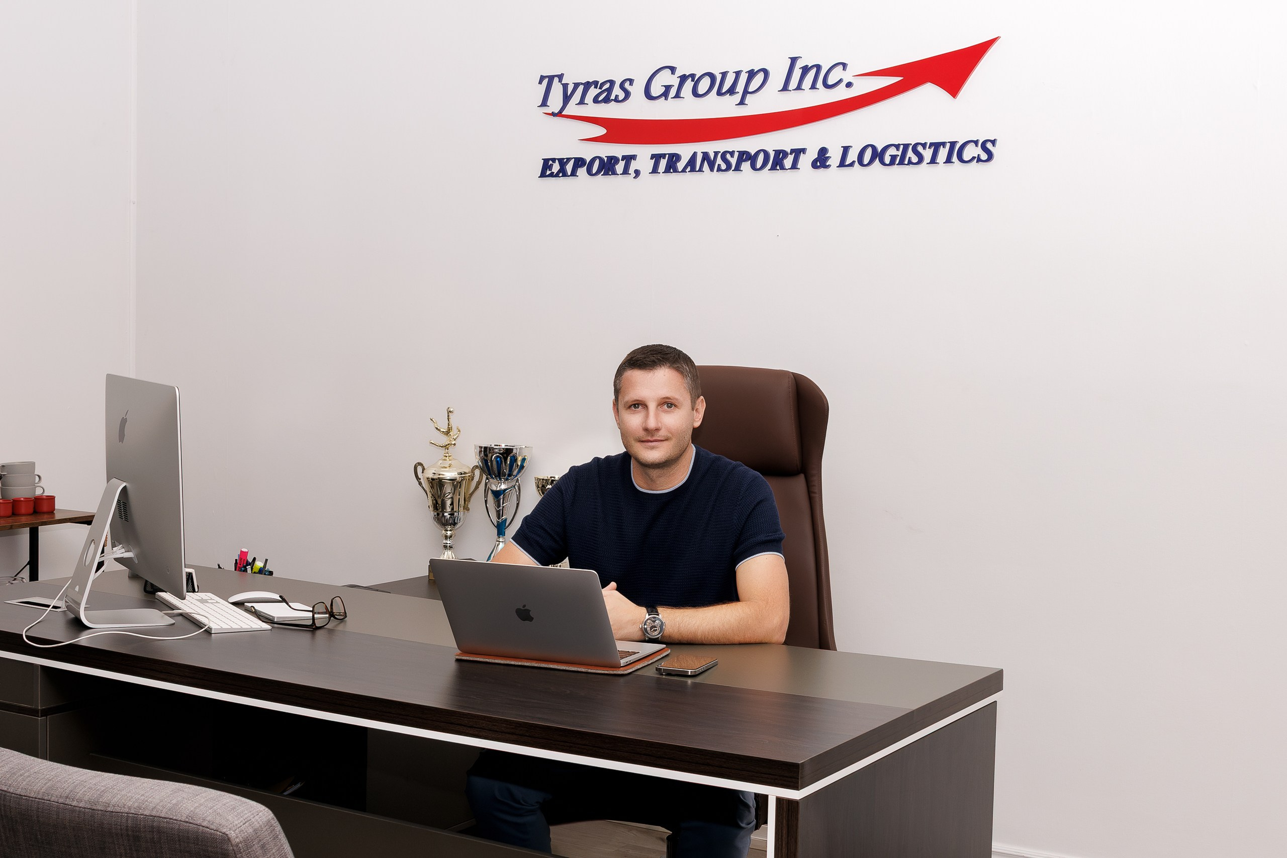 Tyras Groupe Inc. Je suis photographe portraitiste et je réalise des portraits à toutes les étapes de votre vie! Bienvenue dans mon studio à Westmount, Qc