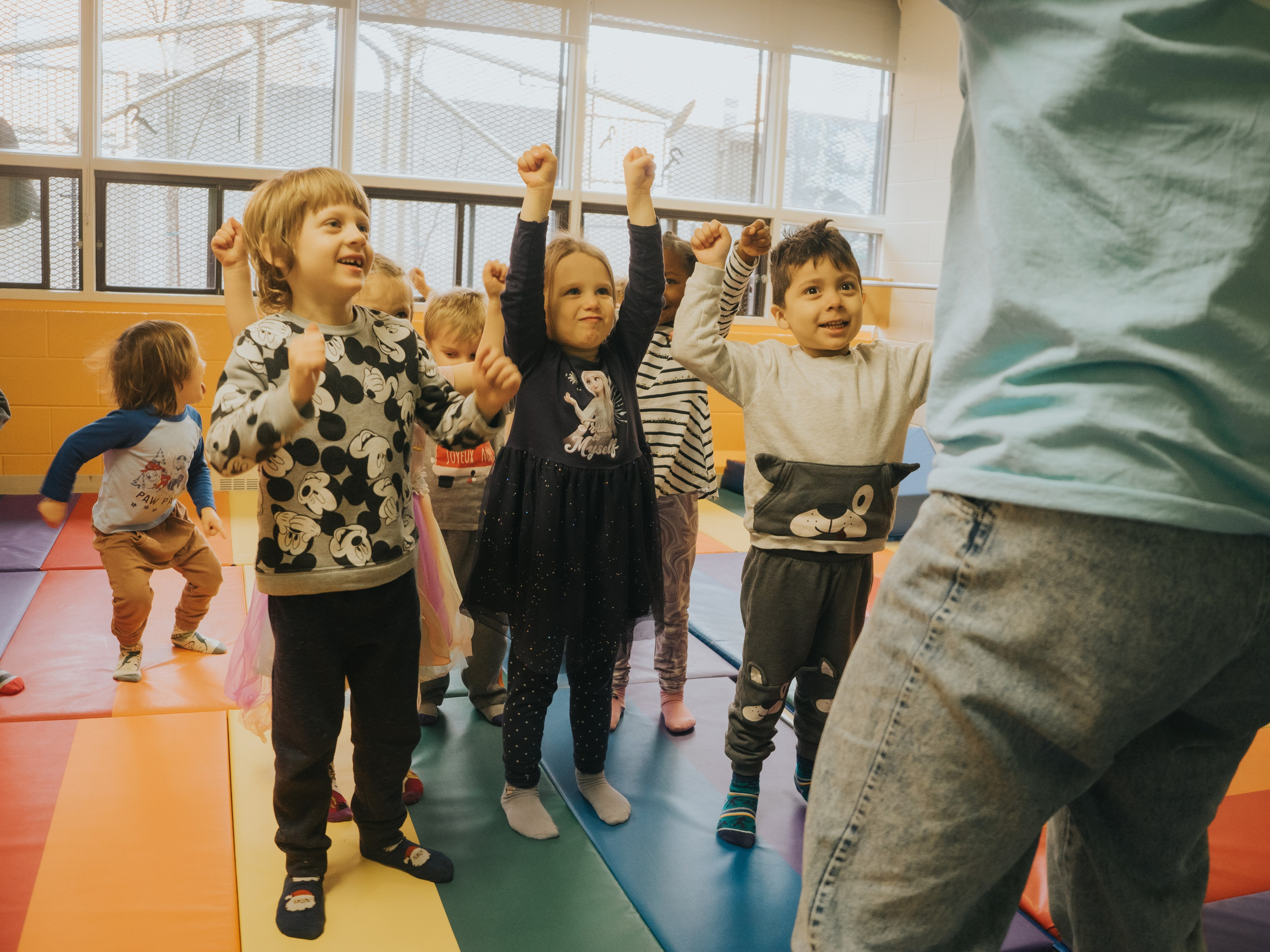Enfants faisant des mouvements pour exprimer la colère.