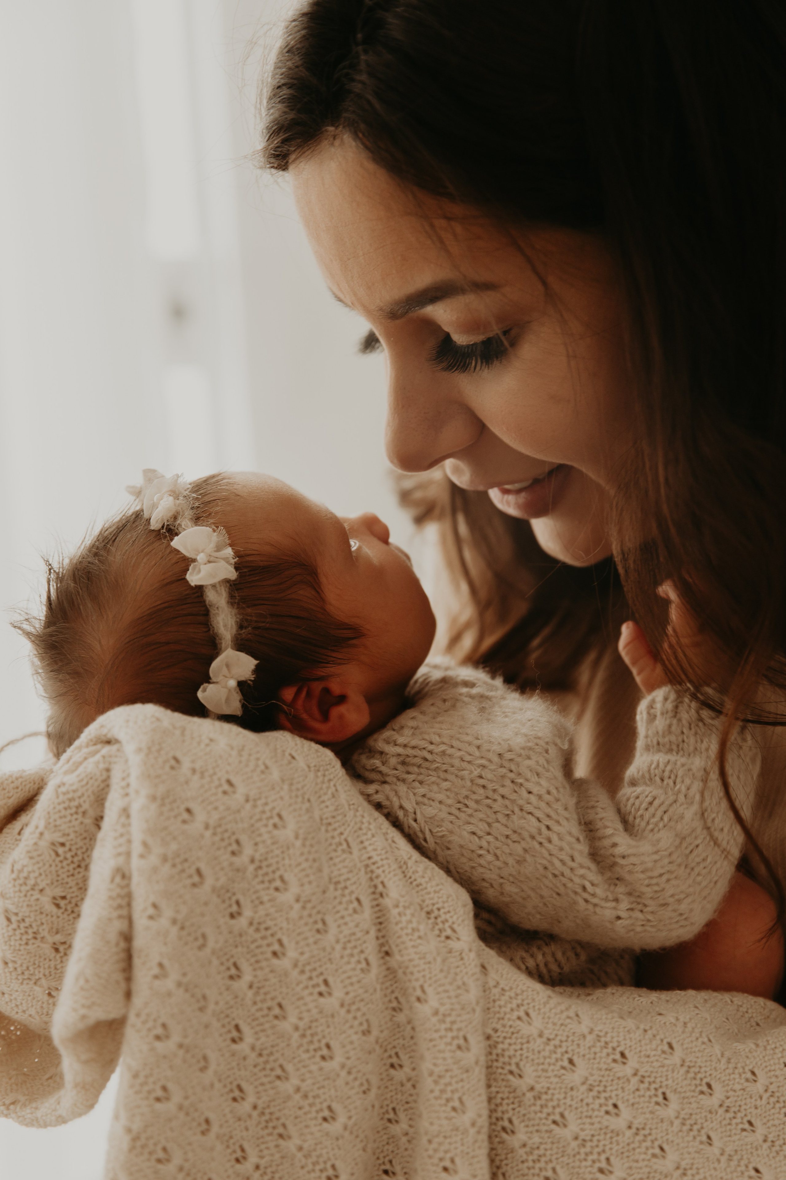 conexão entre mãe e recém-nascido em ensaio newborn afetivo em Sorocaba