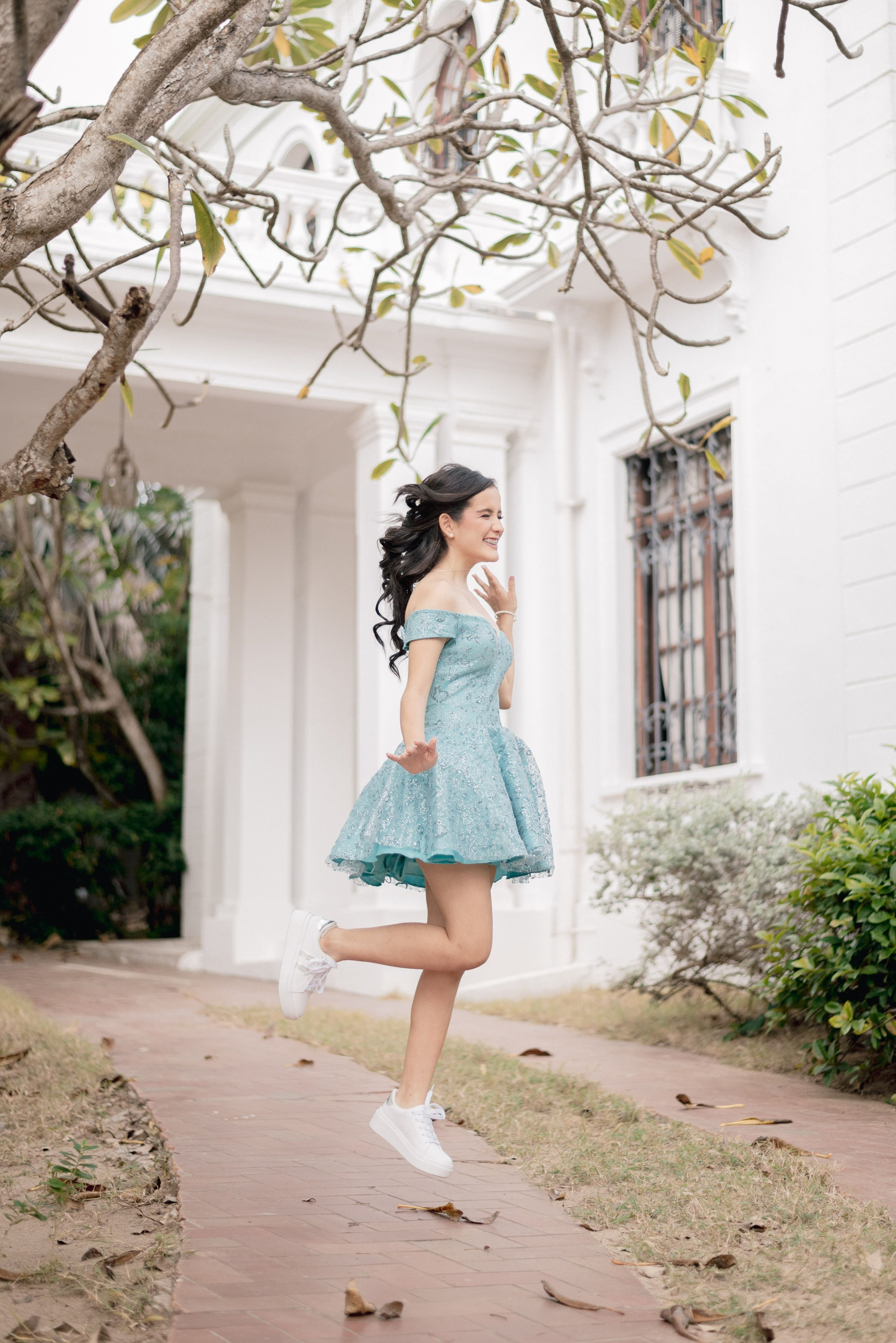 Sesión completa de quinceañera princesa en Barranquilla Colombia, fotografía de ensueño exterior con vestido azul de lujo, retrato de joven de 15 años por BanderArt