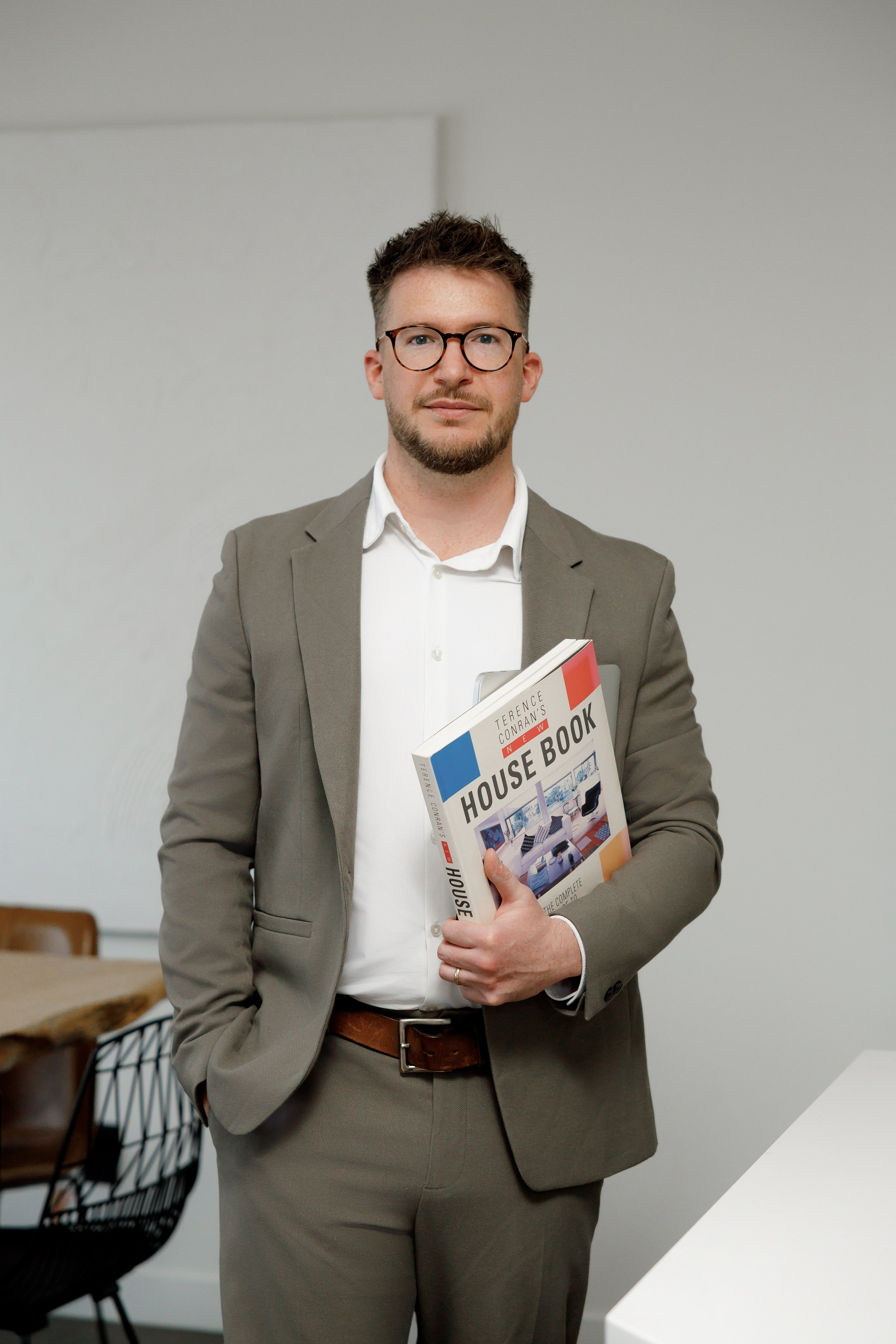 Real Estate Agent. Photographer Elvira Hryshchenko