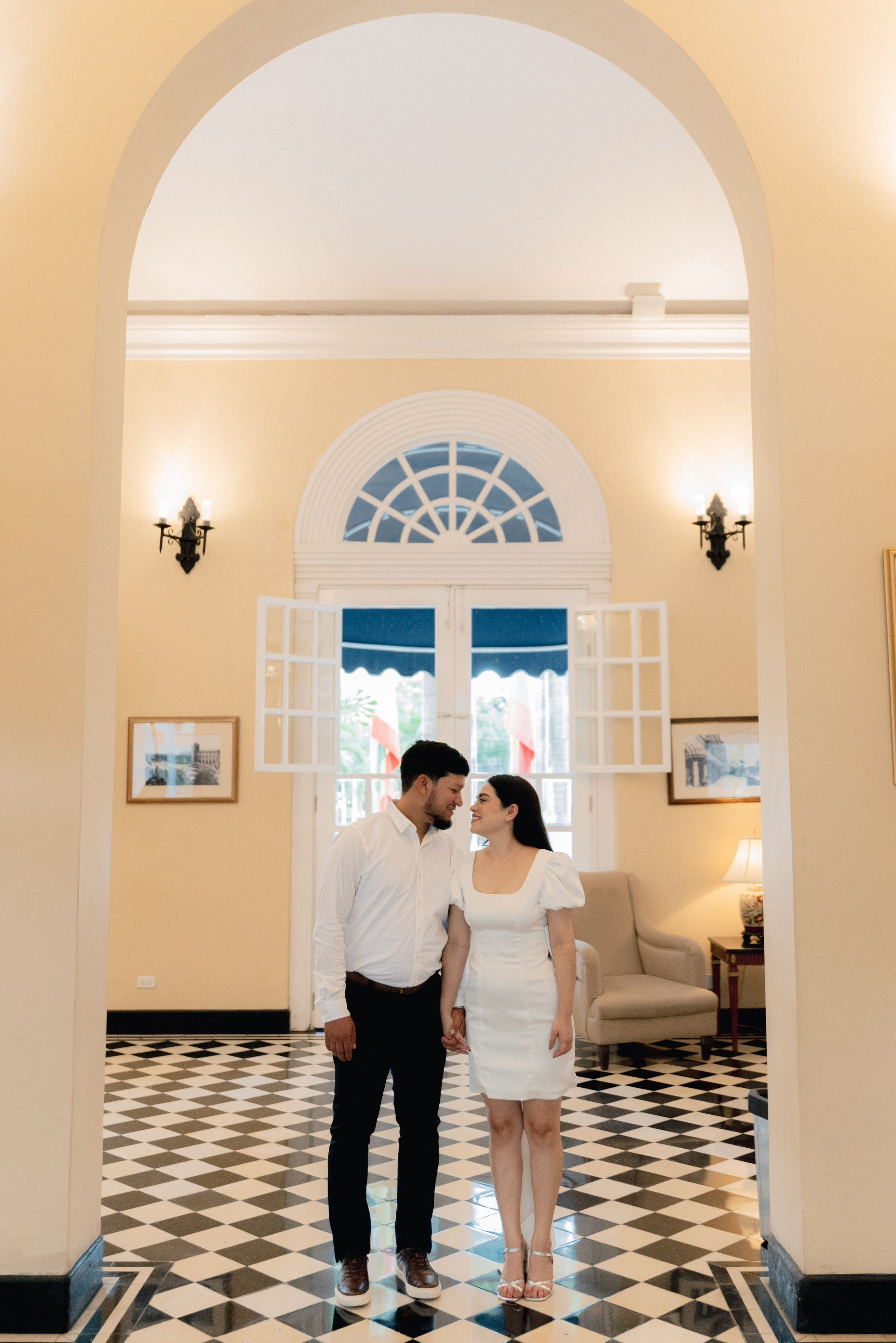 Couple in the hall at Hotel el Prado