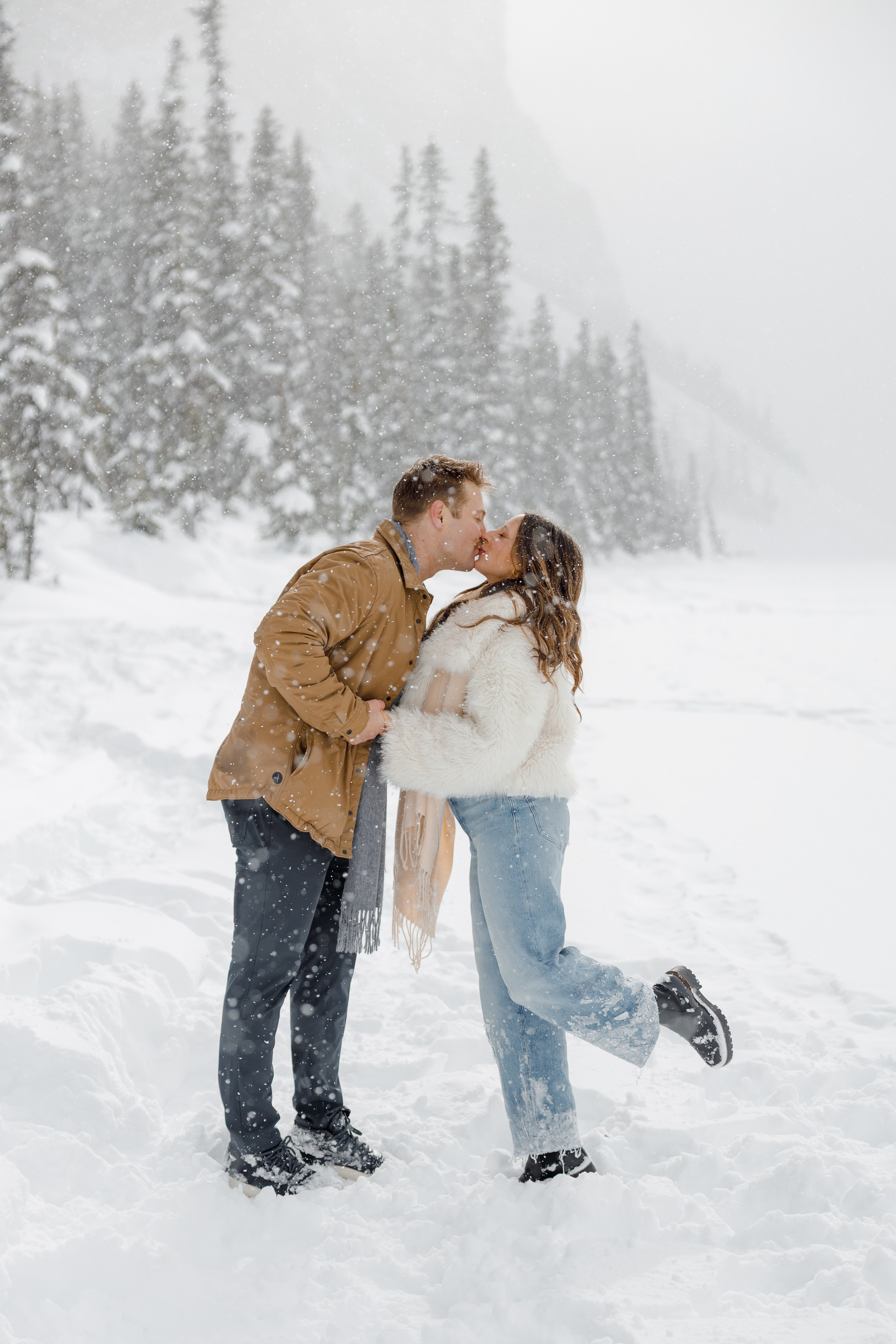 Lake Louise engagement session. Photographer Elvira Hryshchenko