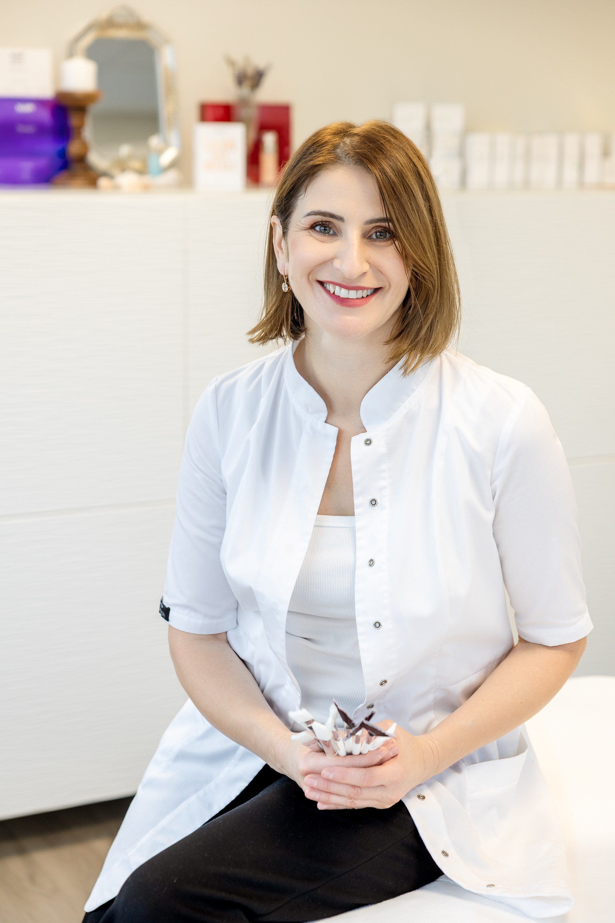 Violeta Sili, Esthéticienne/Beautician. Je suis photographe portraitiste et je réalise des portraits à toutes les étapes de votre vie! Bienvenue dans mon studio à Westmount, Qc