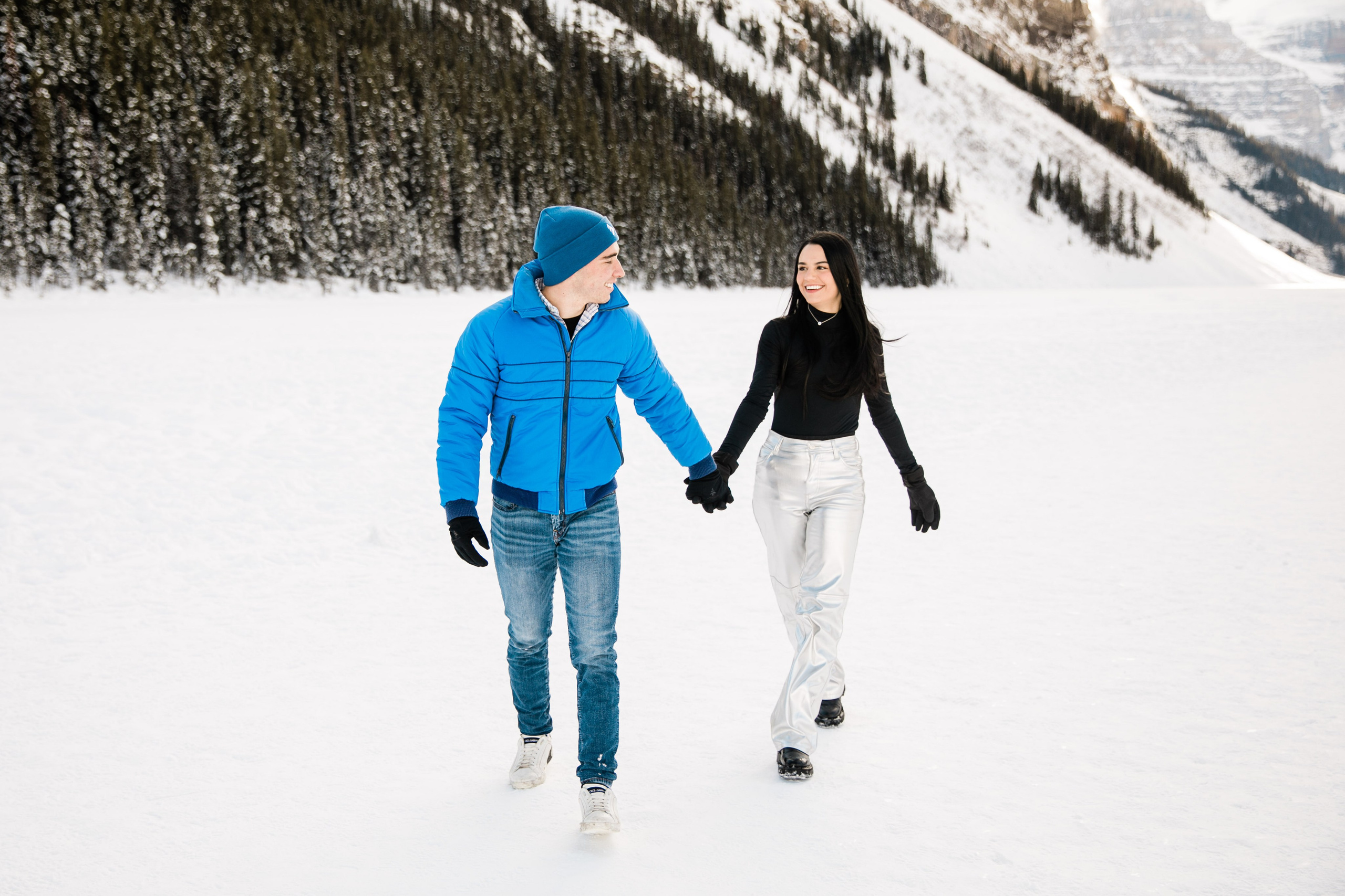 A & M — Lake Louise Engagement. Fotografía accesible en Calgary