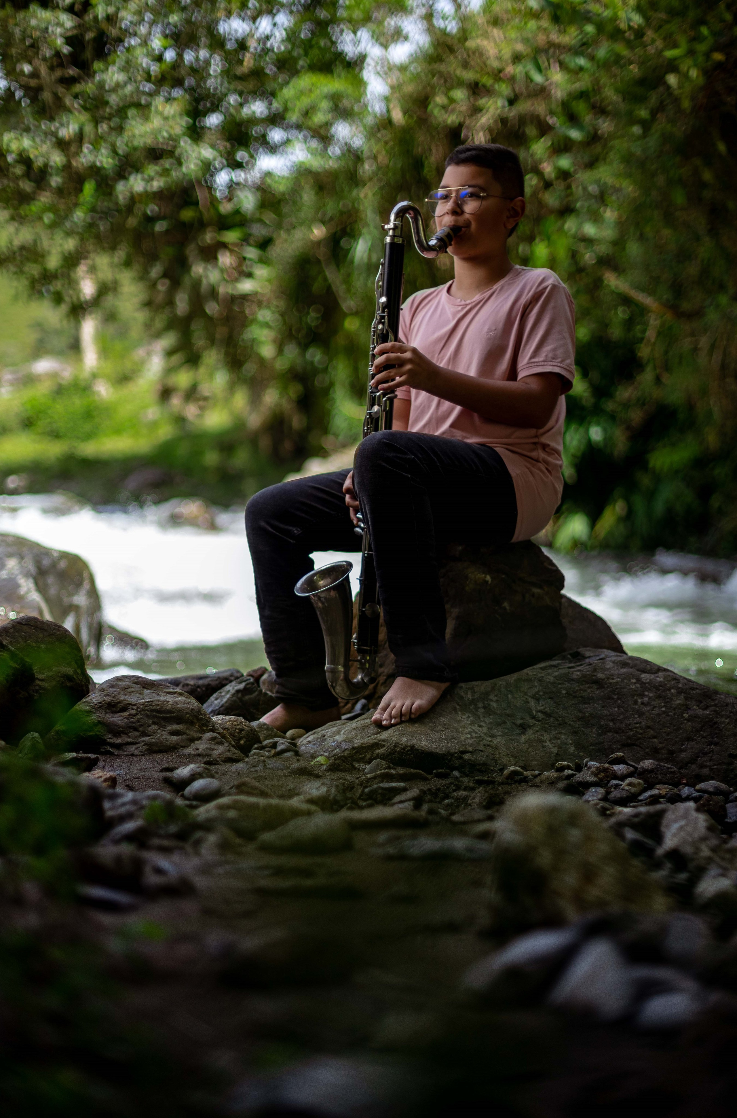 Clarinetista en el río fotografías artísticas que viva la música fotografía profesional infantil