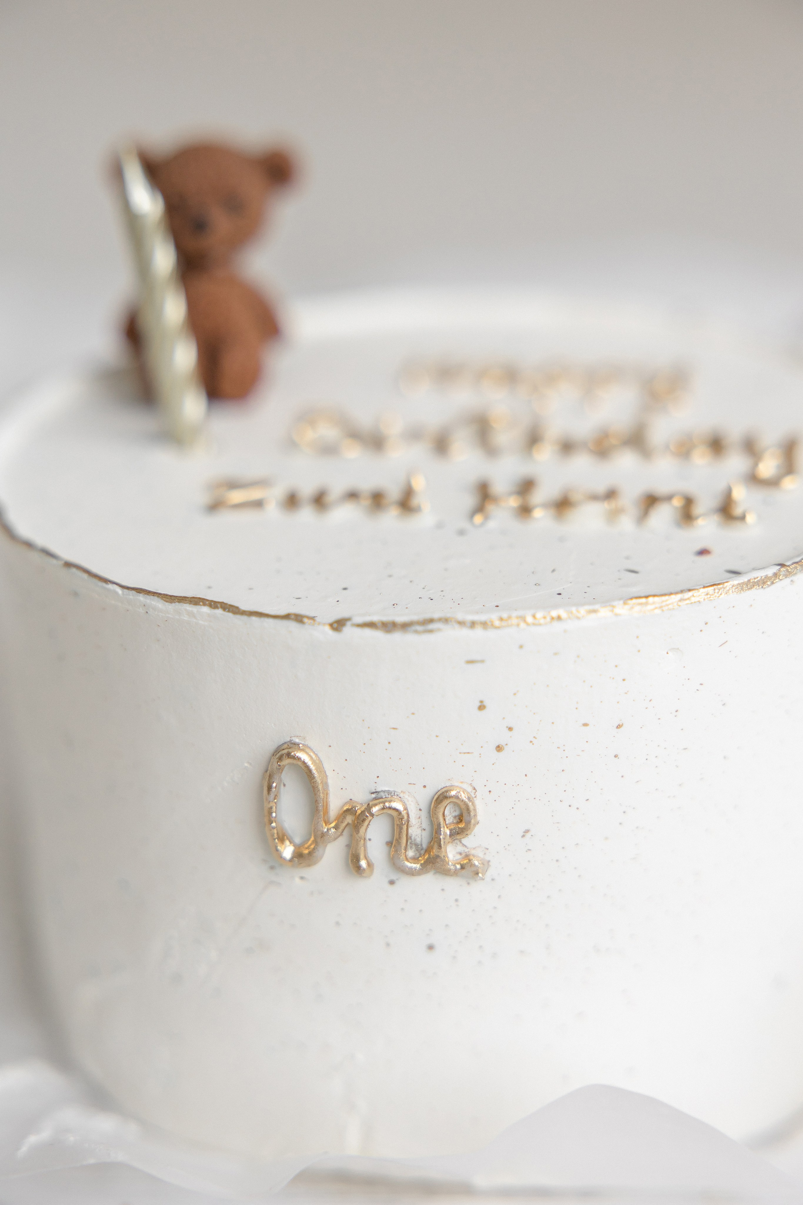 Professional cake smash photography by Iana Banana