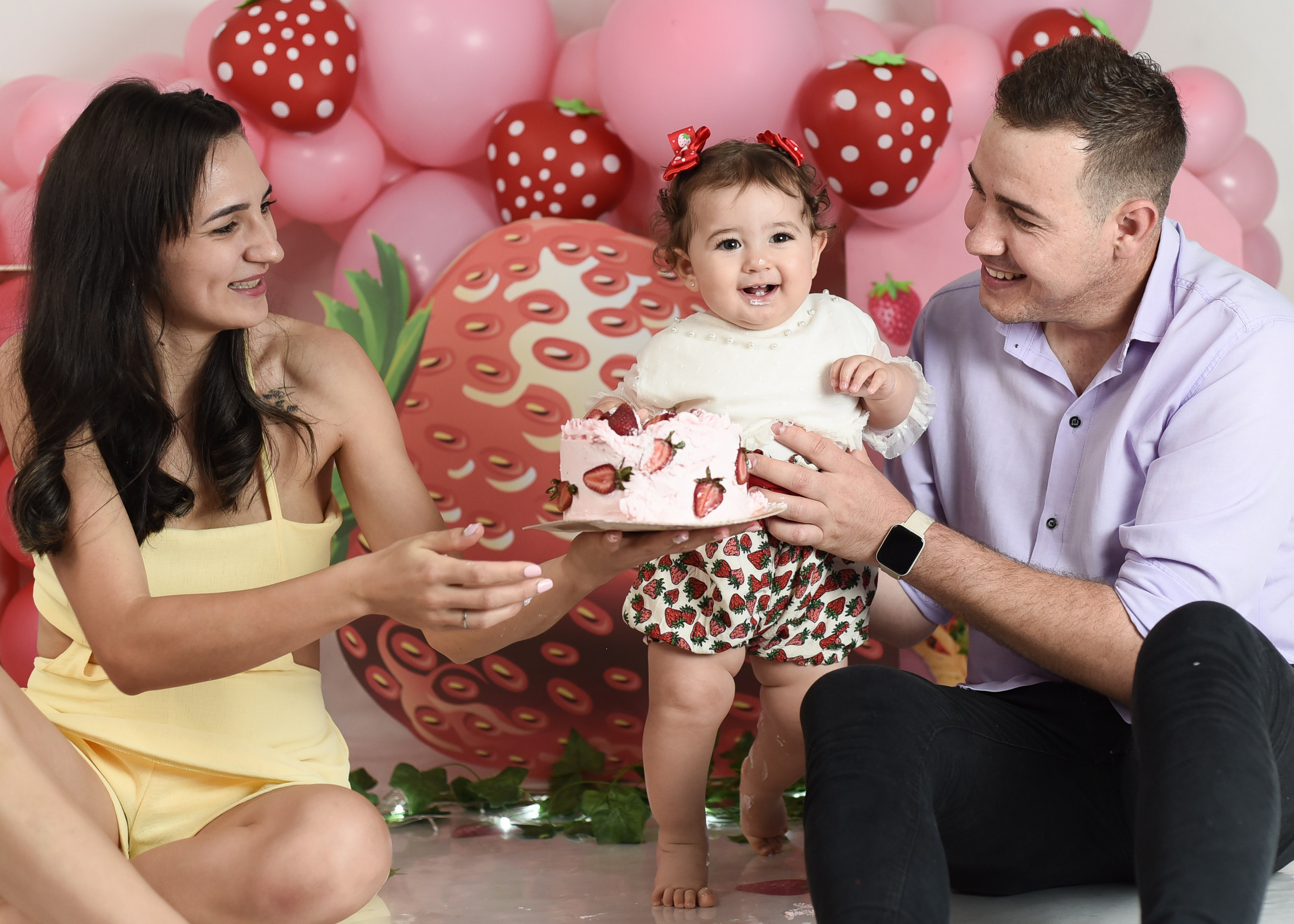 Sesión 1er año de Rebeca. Temática: Frutillita + Mini Sesión Navideña. Fotografo de casamiento en misiones y fotógrafo de familia  Posadas