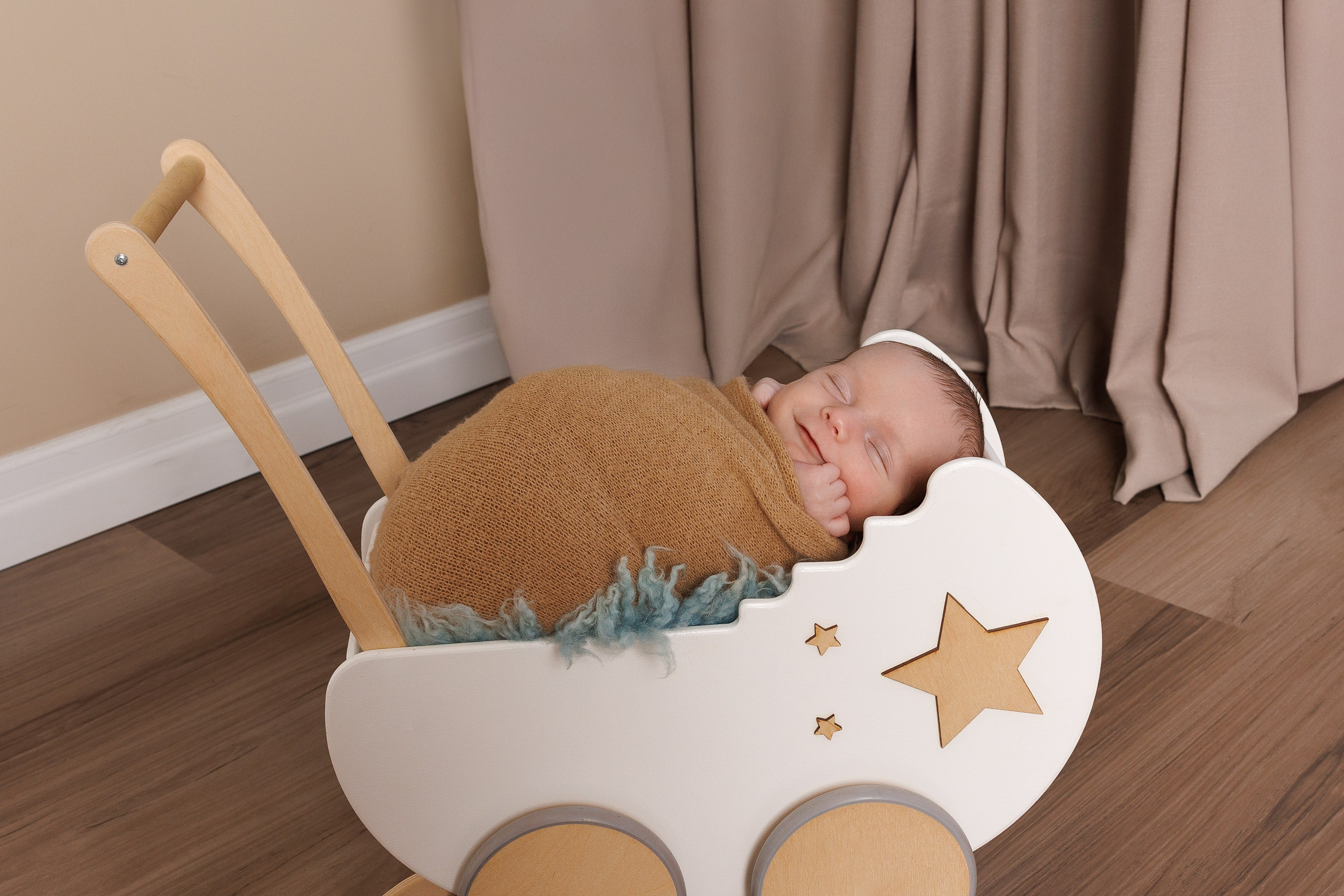 NEWBORN. Je suis photographe portraitiste et je réalise des portraits à toutes les étapes de votre vie! Bienvenue dans mon studio à Westmount, Qc