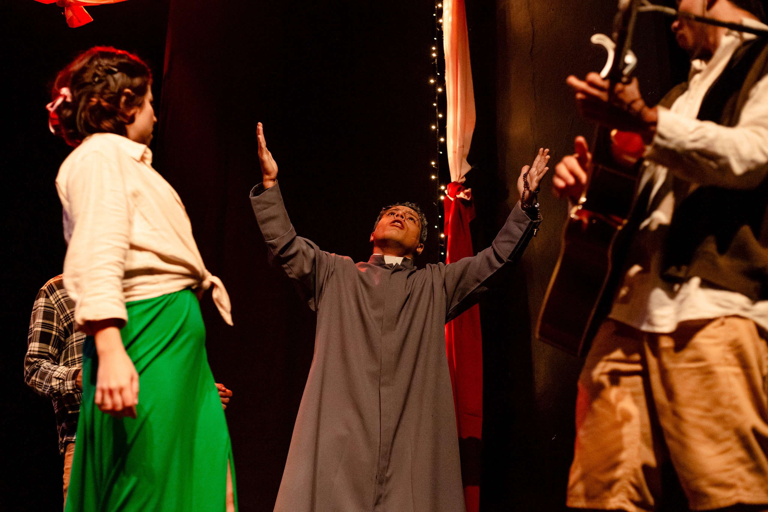 Fotografia de espetáculo teatral Auto da Compadecida do grupo de teatro Anchieta Arte Cênica