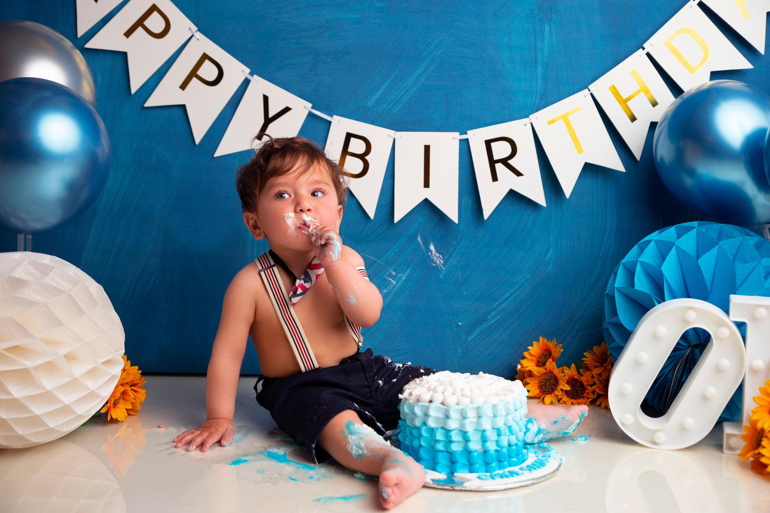 Cake Smash. Lifestyle and Family Photographer Faryal Saeed