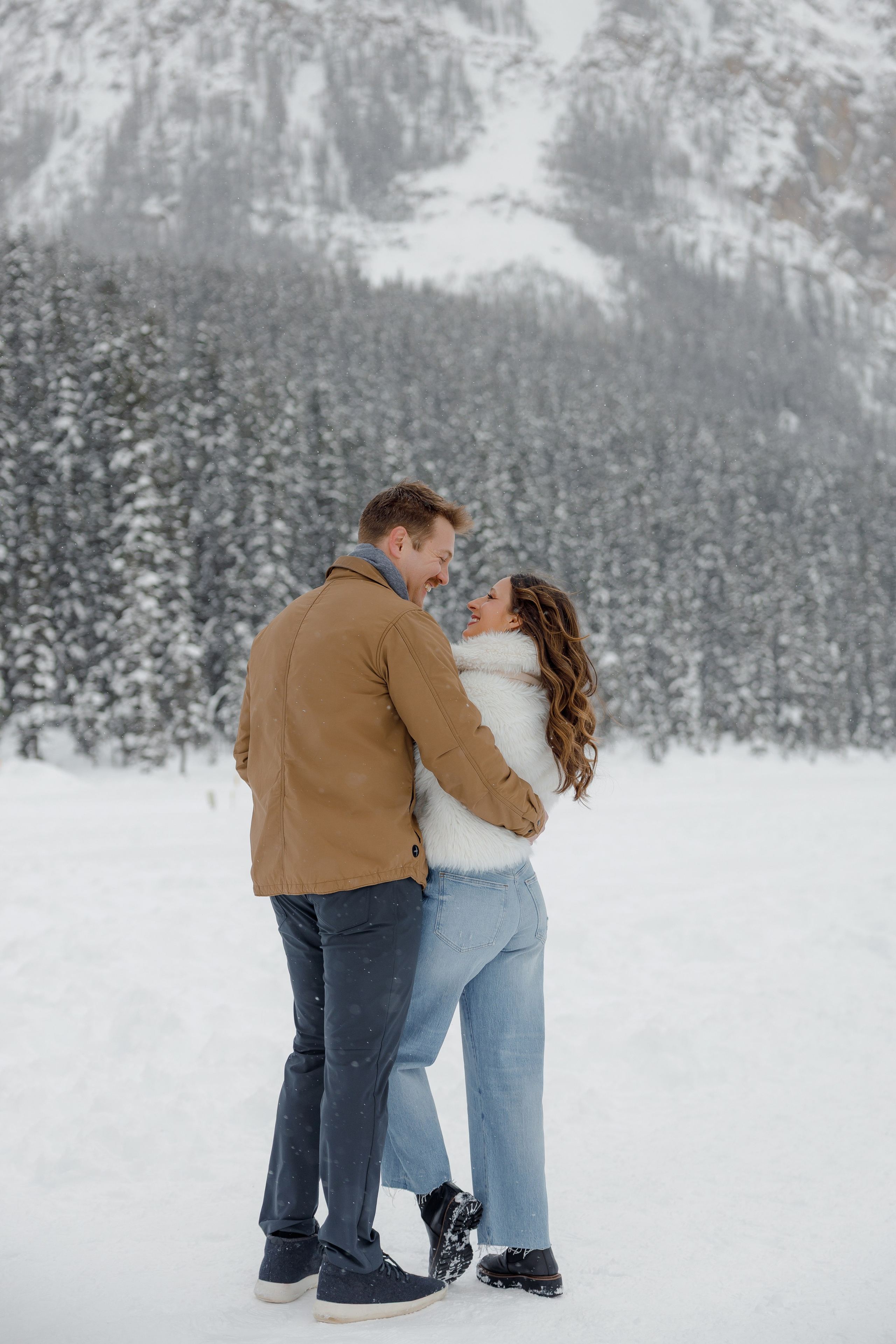 Lake Louise engagement session. Photographer Elvira Hryshchenko
