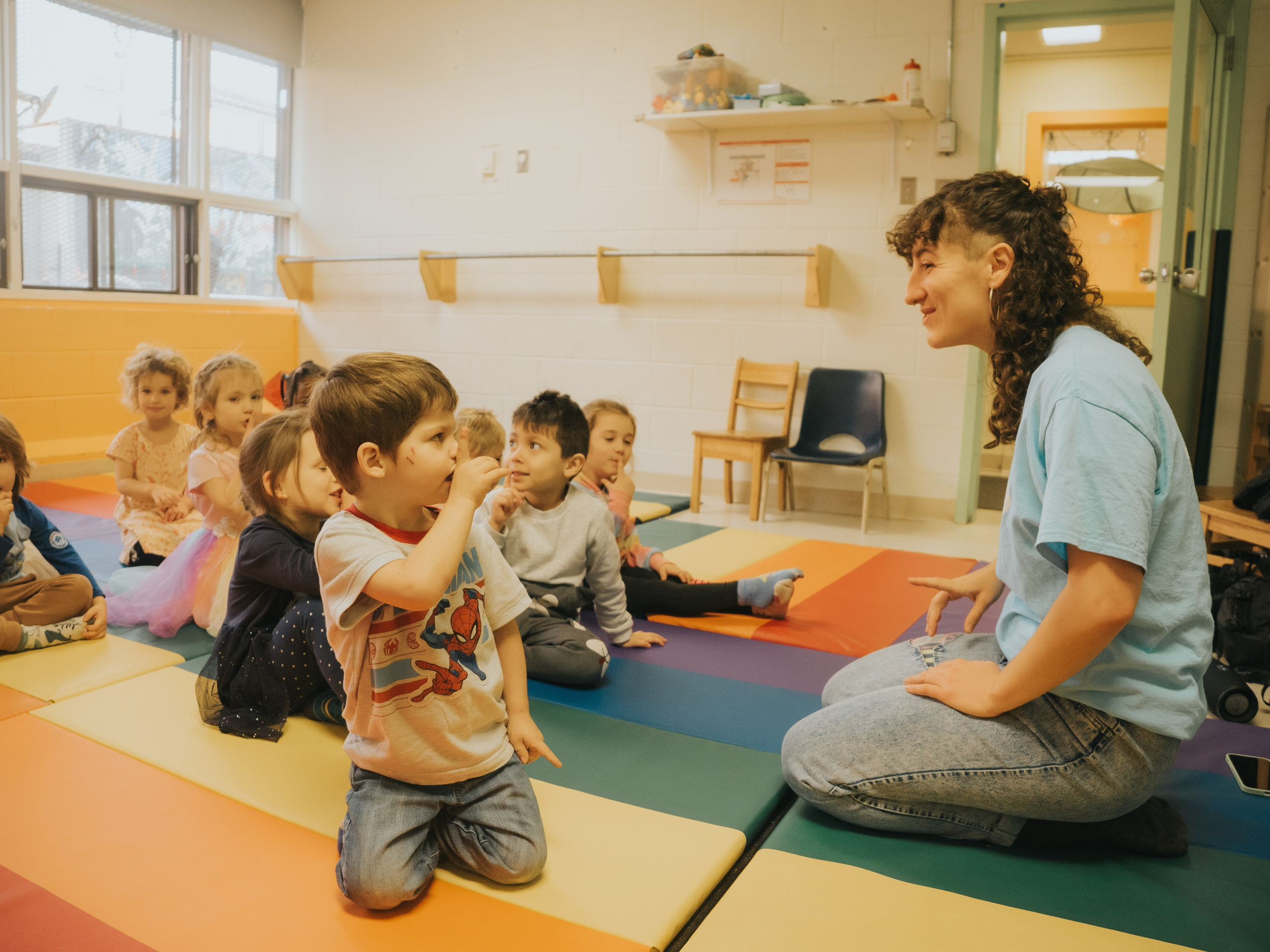 Enfants qui apprennent sur leurs émotions.