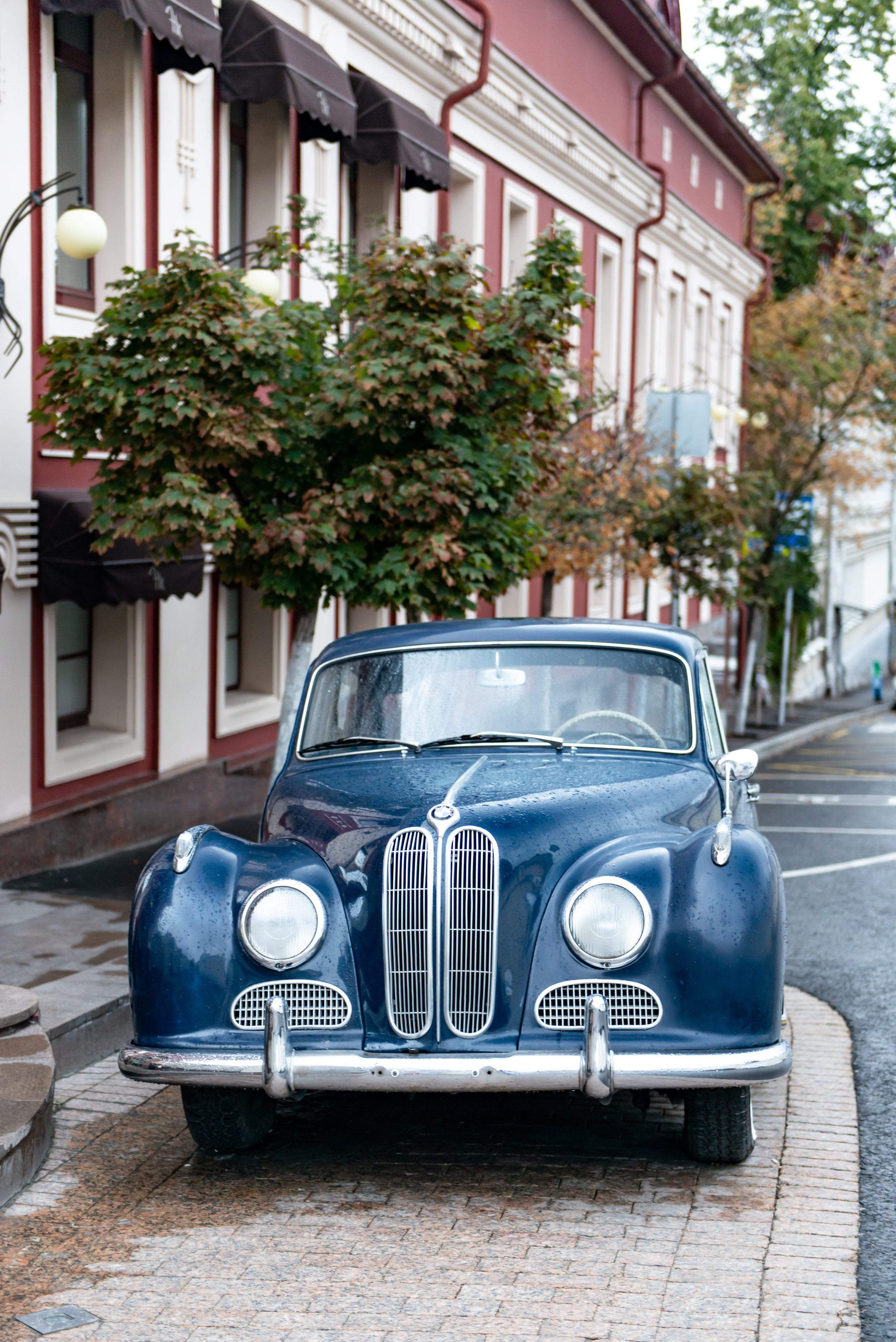 Красивая BMW 501 у ресторана Ноев Ковчег в Москве. PHOTOGRAPHER QUINTANA ROO