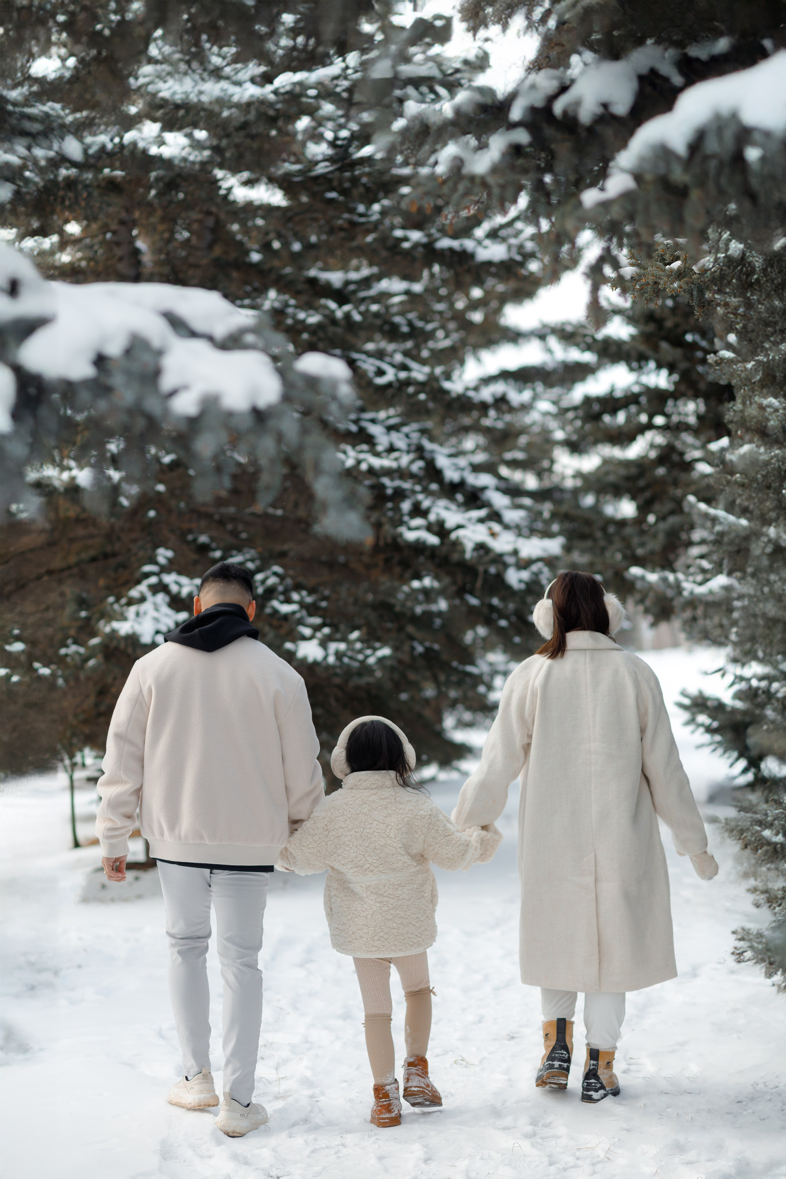 Family winter story. Photographer Elvira Hryshchenko