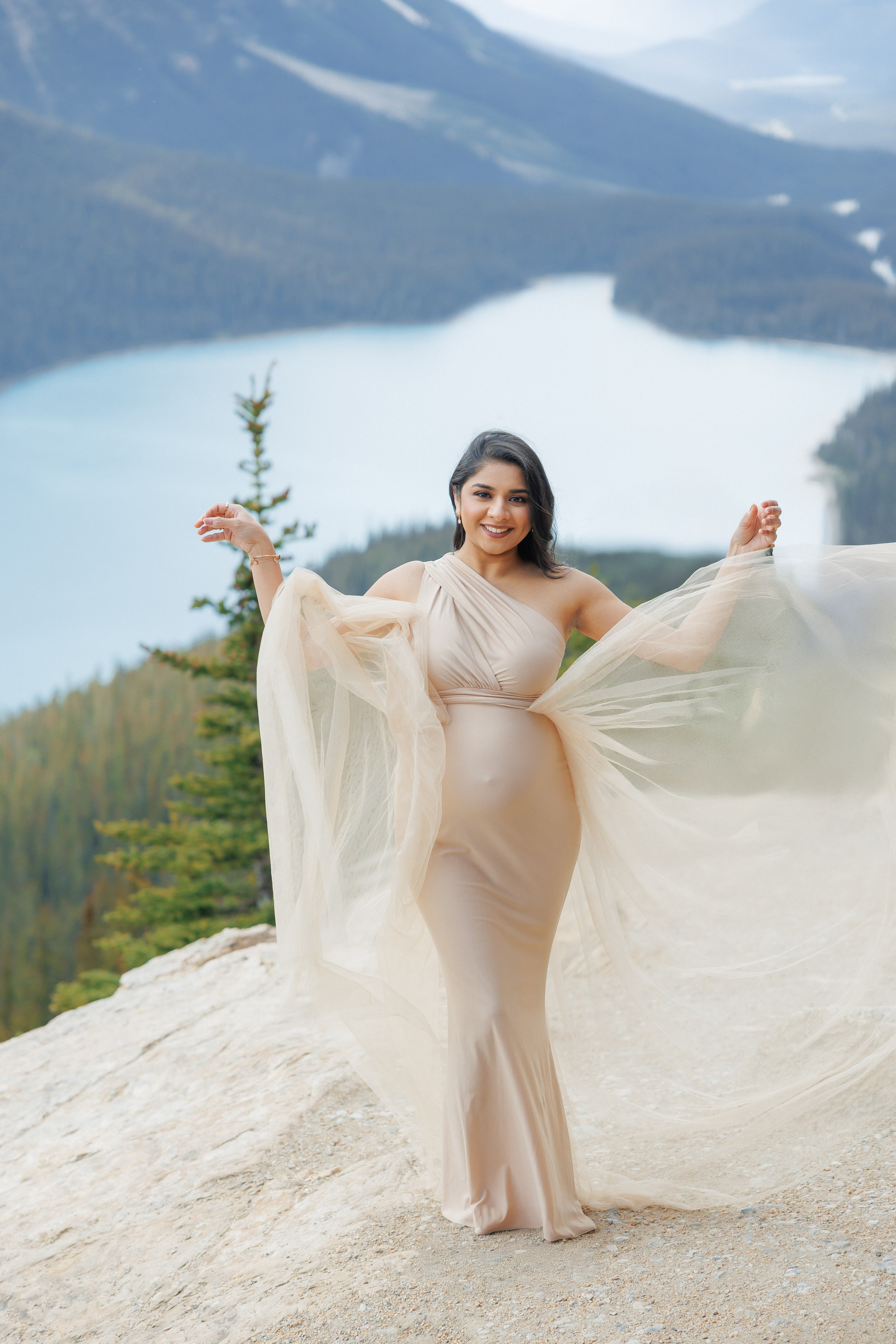 Mountain maternity shoot. Photographer Elvira Hryshchenko