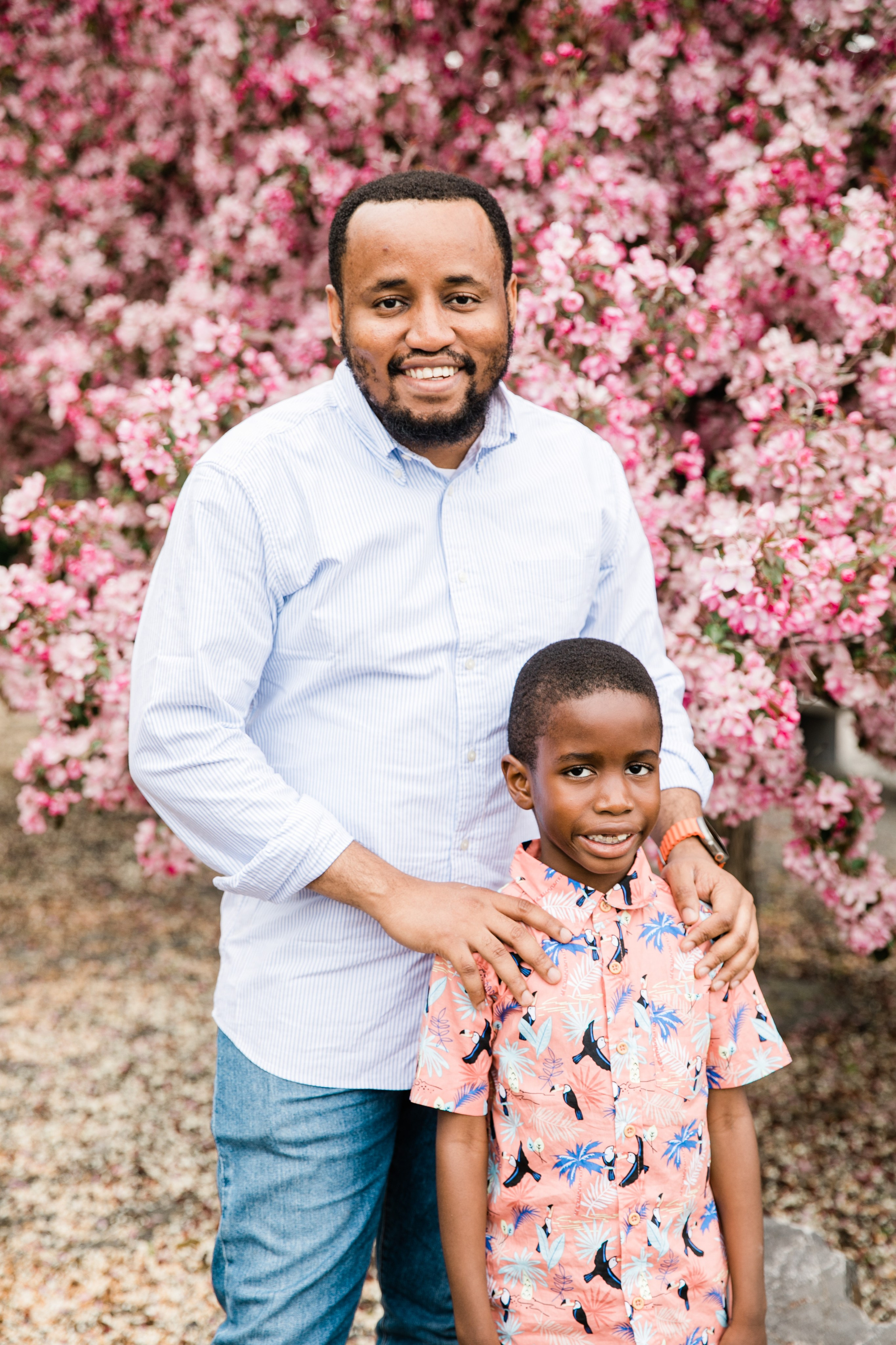 Ester — Cherry Blossom Family Photos. Fotografía accesible en Calgary