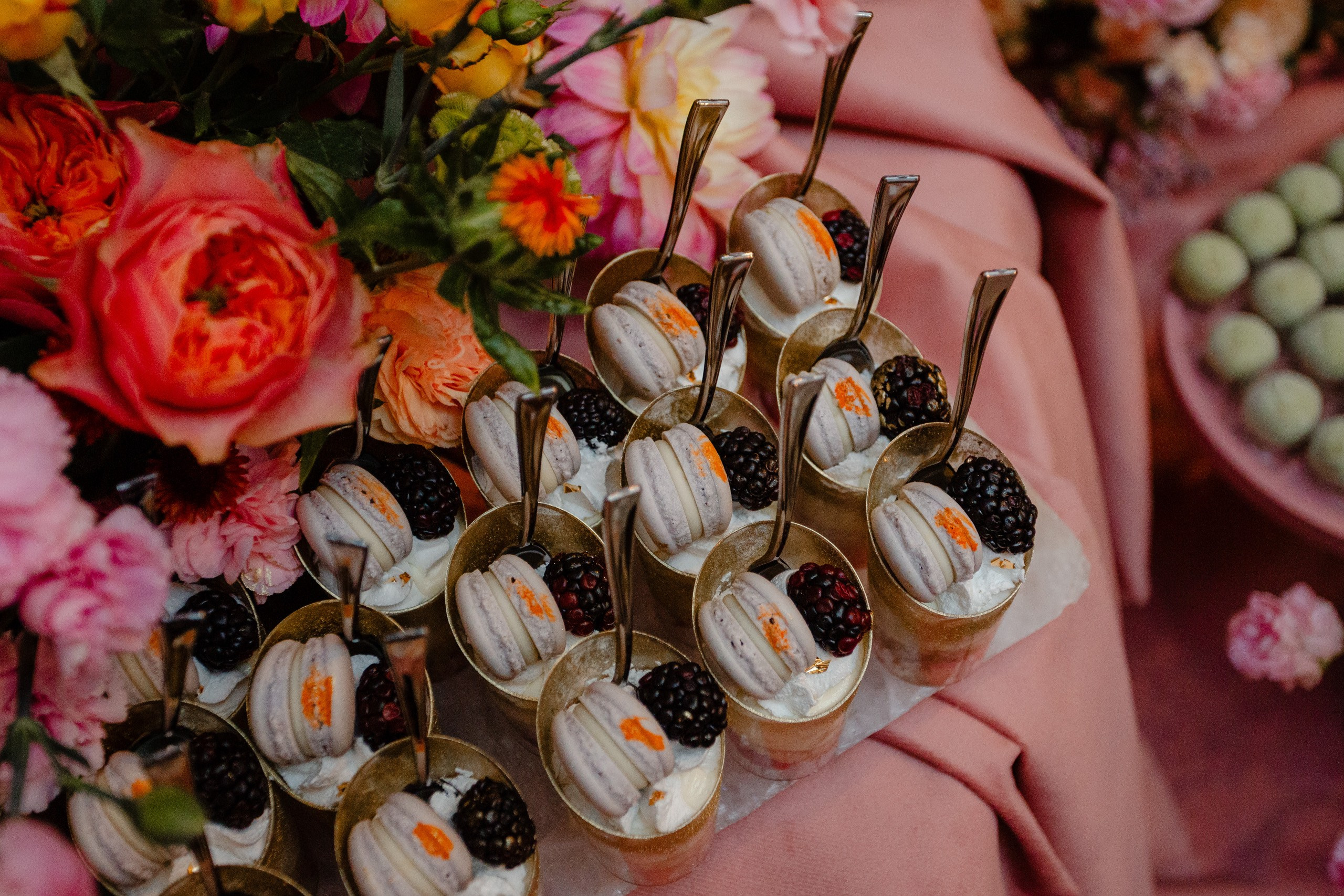 Detalhe de doces finos e macarons em mesa decorada durante cobertura de festa de formatura em Balneário Camboriú.