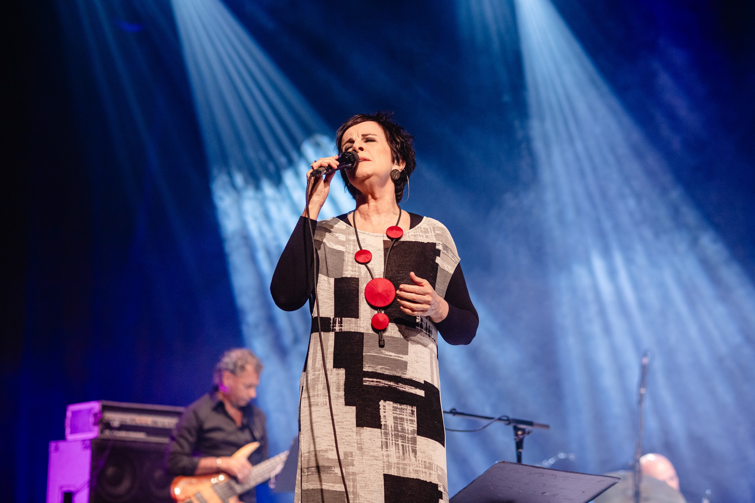 Fotografia de show da cantora Leila Pinheiro no Teatro Municipal de Itajaí