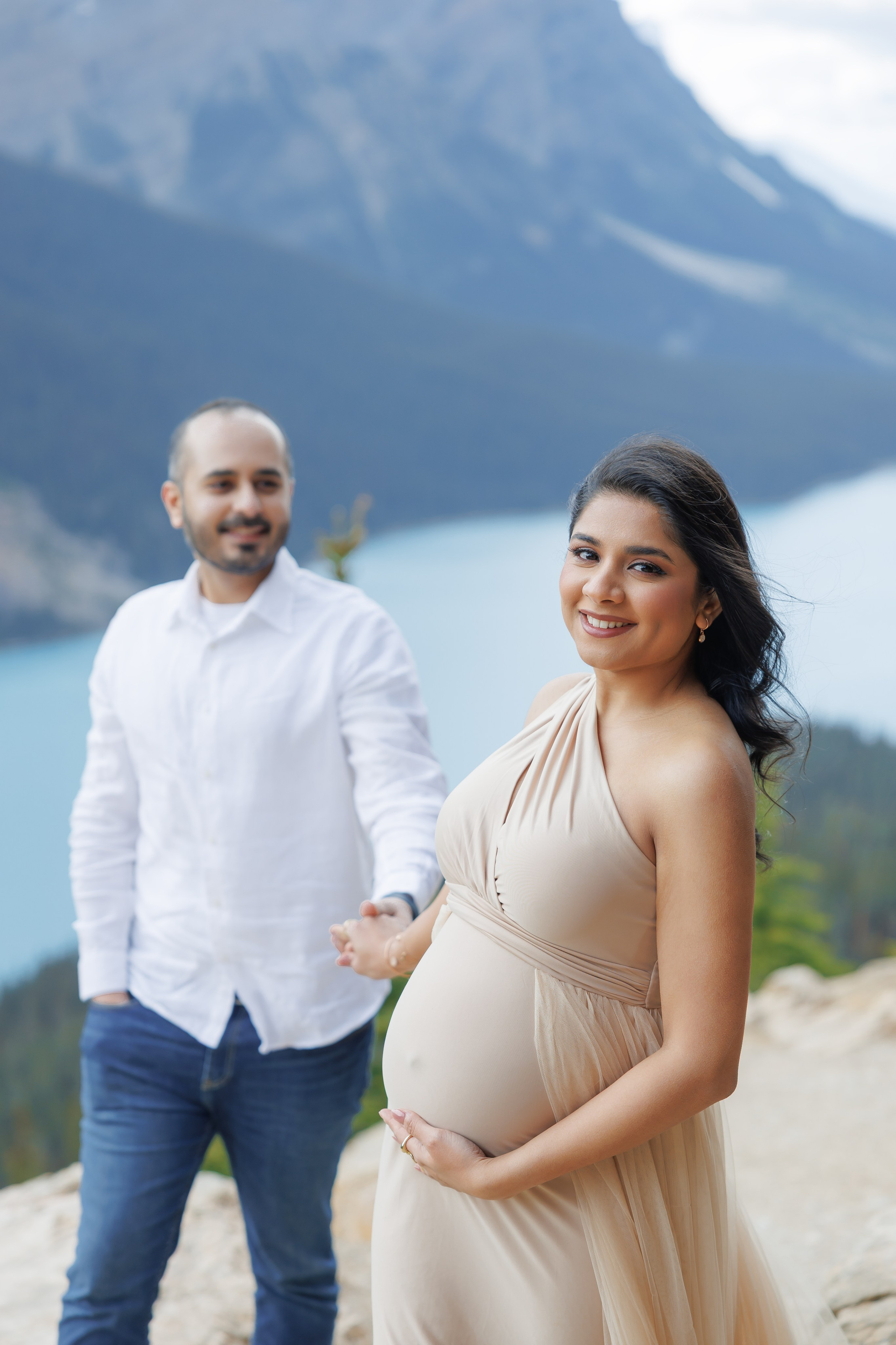 Mountain maternity shoot. Photographer Elvira Hryshchenko
