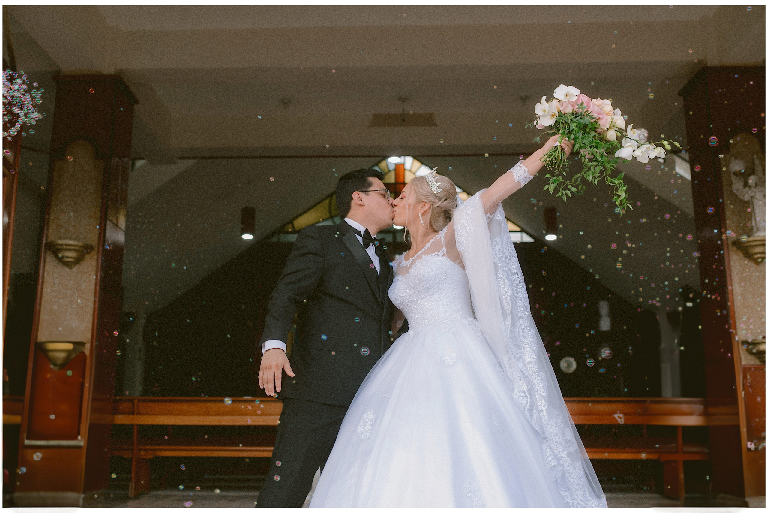 Novia posando con su vestido el día de la boda — Carlos RaGo Fotografía