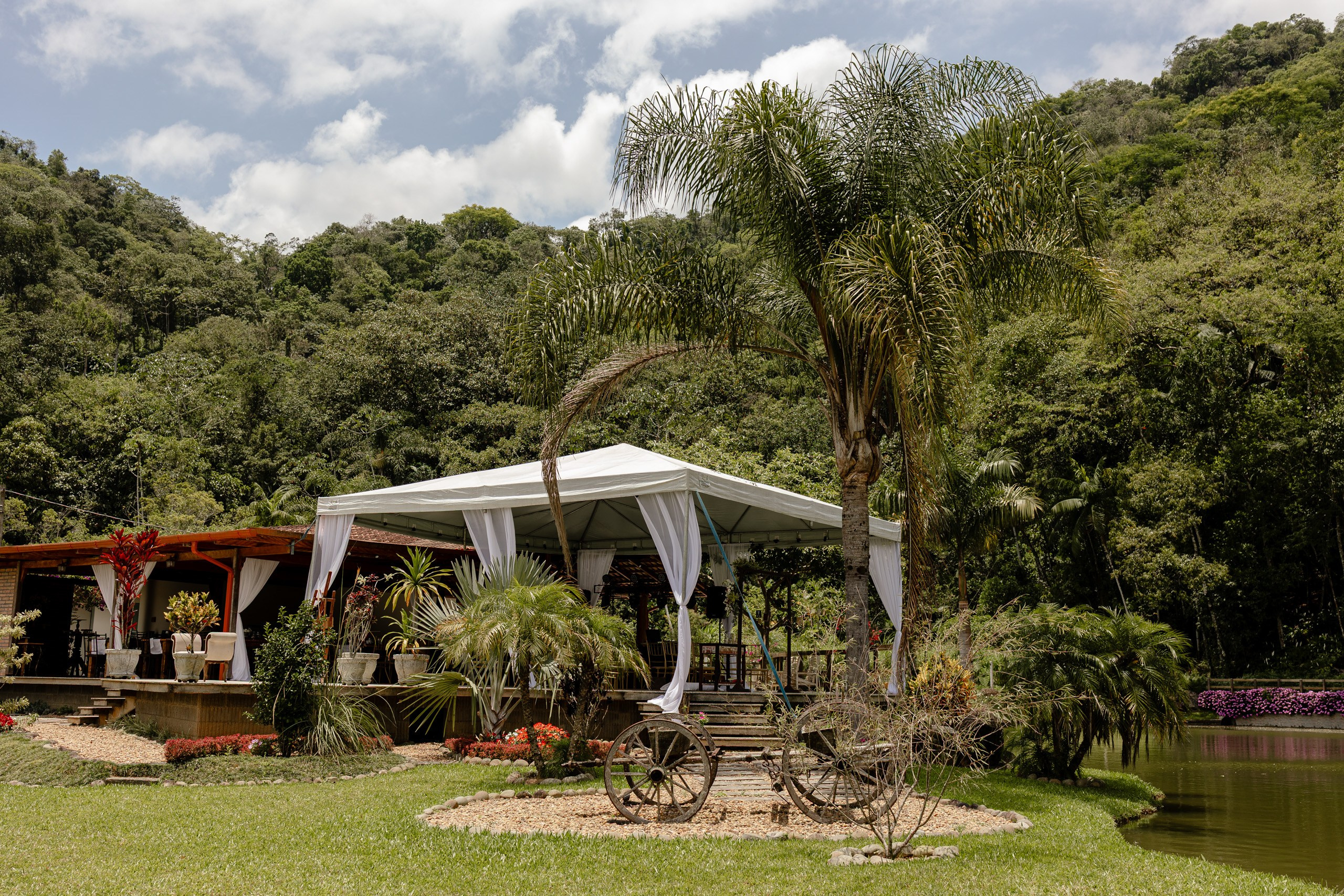 Fotógrafo de casamento em Santa Catarina; vista panorâmica de espaço ao ar livre com gazebo e paisagem verde em cobertura de cerimônia no campo.